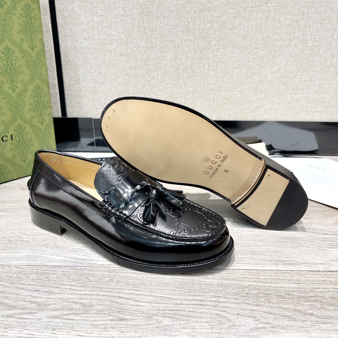 GUCCI メンズ ダブルG ローファー 革靴 輝く黒レザー