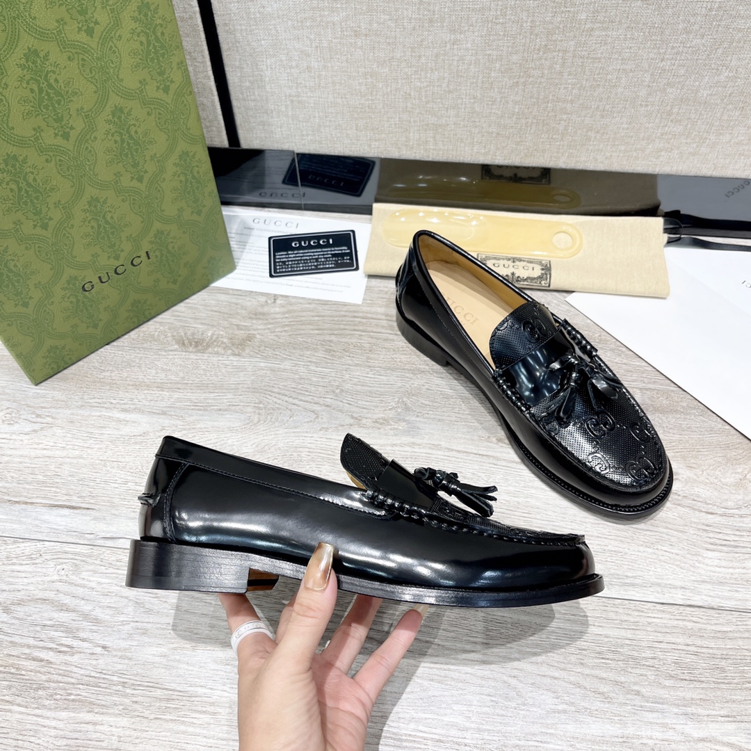 GUCCI メンズ ダブルG ローファー 革靴 輝く黒レザー