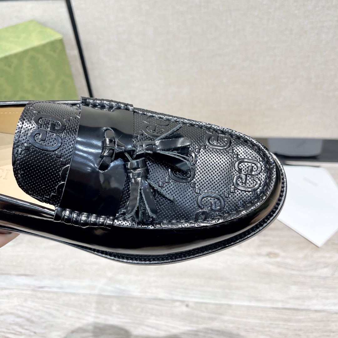 GUCCI メンズ ダブルG ローファー 革靴 輝く黒レザー