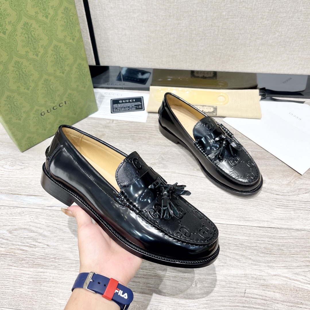 GUCCI メンズ ダブルG ローファー 革靴 輝く黒レザー