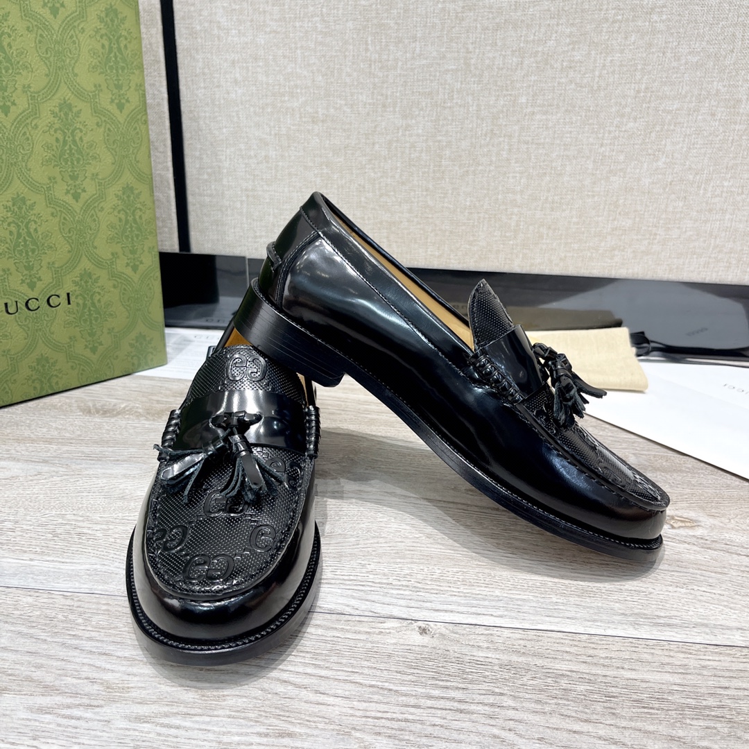 GUCCI メンズ ダブルG ローファー 革靴 輝く黒レザー
