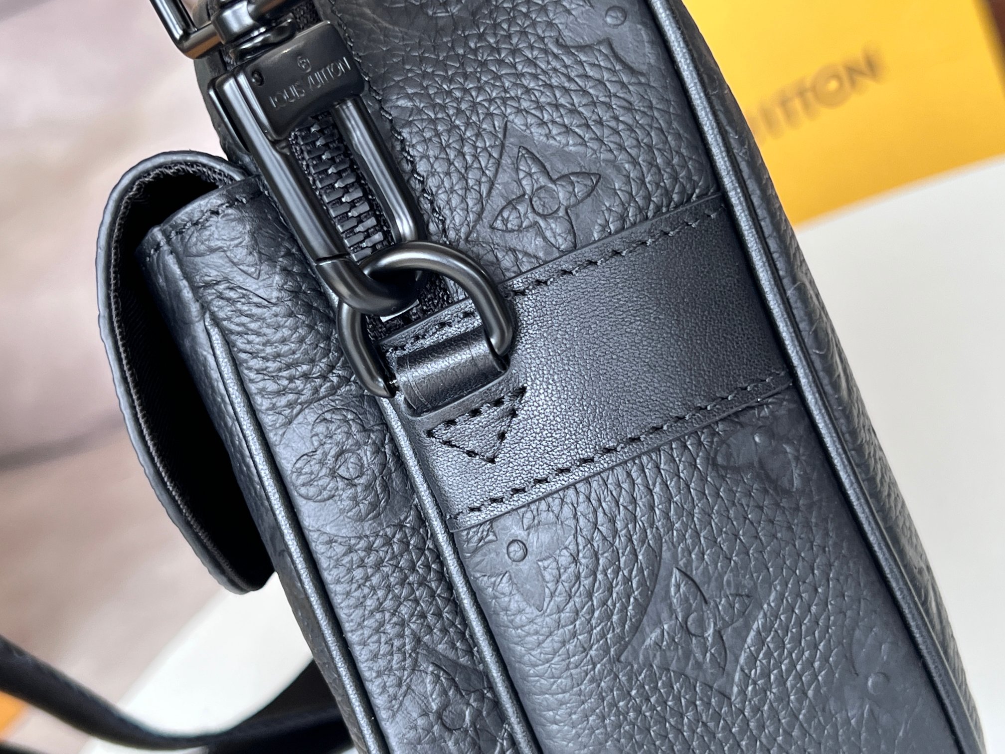 NO:199387,Genuine grade [S LOCK Postman Bag] M58489 black embossed postman, more details..., LV [top original list], louis vuitton19860909正品级【S LOCK 邮差包】 M58489黑色压花邮差,更多细节………,LV【顶级原单】,louis vuitton,Bag