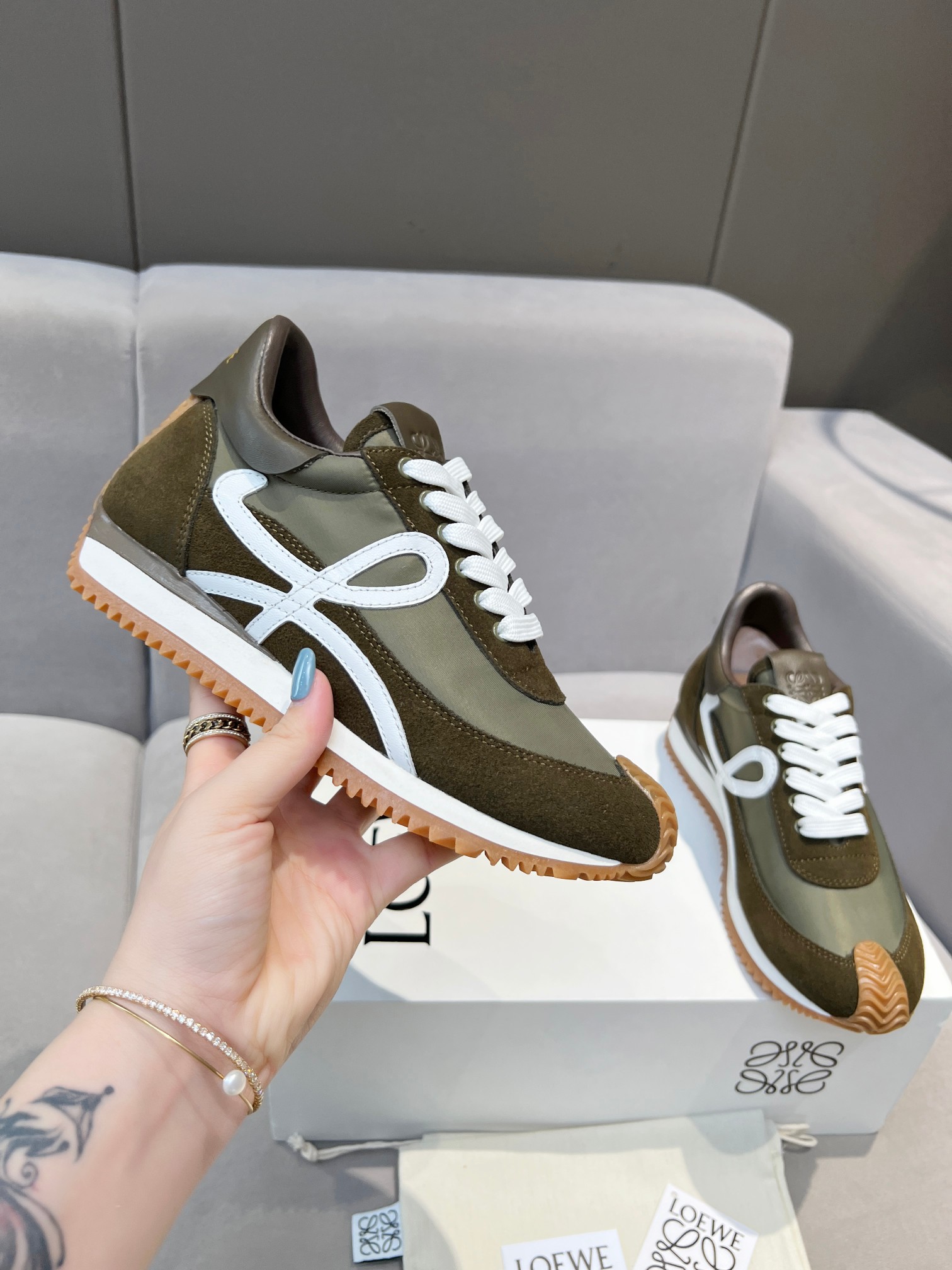 NO:243322,High-end new color----------LOEWE new style high-end training shoes!  The foot is super light and comfortable, and increasing height within 6cm is a blessing for a small person!  The original 1:1 top replica!  Welcome to compare the quality of the product!  The first choice for high-end purchasing is the first choice for the upper selection of original imported cowhide splicing and customer weaving fabric, original imported water-dyed sheepskin inner cowhide footbed, mold opening according to the original version, wear-resistant and non-slip sole, size 35-45 configuration original packaging, casual shoes/sports shoes, loewe, loewe, sneakers, cowhide, sheepskin19860909高版新色—-—————LOEWE 罗意威新款内增高德训鞋！上脚超级轻便、舒适,6cm 内增高更是小个子的福音！原版1:1顶级复刻！品质欢迎看实物对比！供高端代购首选鞋面精选原版进口牛皮拼接客供织布,原版进口水染羊皮内里牛皮垫脚,按原版开模耐磨防滑大底,码数35-45配置原版包装,休闲鞋/运动鞋,loewe,loewe,sneakers,cowhide,sheepskin,Women's Shoes