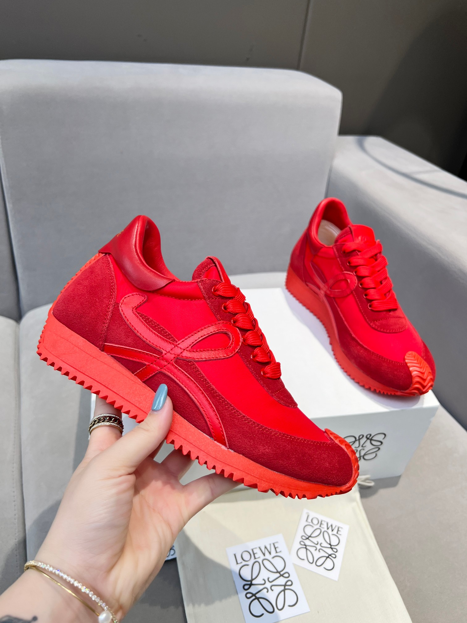 NO:243327,High-version red-———————LOEWE new style of Luo Yiwei high-end training shoes!  The foot is super light and comfortable, and increasing height within 6cm is a blessing for a small person!  The original 1:1 top replica!  Welcome to compare the quality of the product!  The first choice for high-end purchasing is the first choice for the upper selection of original imported cowhide splicing and customer weaving fabric, original imported water-dyed sheepskin inner cowhide footbed, mold opening according to the original version, wear-resistant and non-slip sole, size 35-45 configuration original packaging, casual shoes/sports shoes, loewe, loewe, sneakers, cowhide, sheepskin19860909高版本红色—-—————LOEWE 罗意威新款内增高德训鞋！上脚超级轻便、舒适,6cm 内增高更是小个子的福音！原版1:1顶级复刻！品质欢迎看实物对比！供高端代购首选鞋面精选原版进口牛皮拼接客供织布,原版进口水染羊皮内里牛皮垫脚,按原版开模耐磨防滑大底,码数35-45配置原版包装,休闲鞋/运动鞋,loewe,loewe,sneakers,cowhide,sheepskin,Women's Shoes