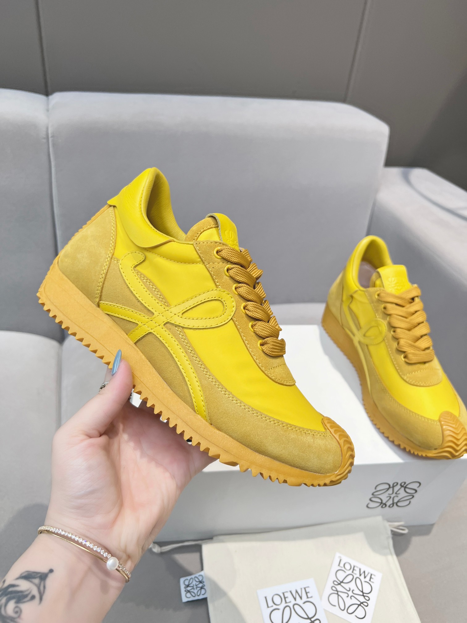 NO:243336,High-version yellow-----------LOEWE new style high-end training shoes!  The foot is super light and comfortable, and increasing height within 6cm is a blessing for a small person!  The original 1:1 top replica!  Welcome to compare the quality of the product!  The first choice for high-end purchasing is the first choice for the upper selection of original imported cowhide splicing and customer weaving fabric, original imported water-dyed sheepskin inner cowhide footbed, mold opening according to the original version, wear-resistant and non-slip sole, size 35-45 configuration original packaging, casual shoes/sports shoes, loewe, loewe, sneakers, cowhide, sheepskin19860909高版本黄色—-—————LOEWE 罗意威新款内增高德训鞋！上脚超级轻便、舒适,6cm 内增高更是小个子的福音！原版1:1顶级复刻！品质欢迎看实物对比！供高端代购首选鞋面精选原版进口牛皮拼接客供织布,原版进口水染羊皮内里牛皮垫脚,按原版开模耐磨防滑大底,码数35-45配置原版包装,休闲鞋/运动鞋,loewe,loewe,sneakers,cowhide,sheepskin,Women's Shoes