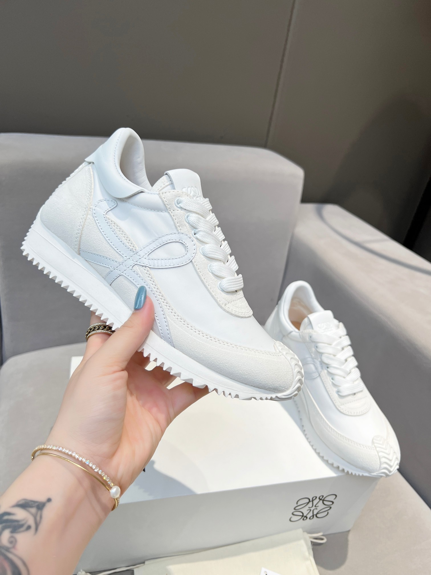 NO:243341,High-version white-----------LOEWE new style high-end training shoes!  The foot is super light and comfortable, and increasing height within 6cm is a blessing for a small person!  The original 1:1 top replica!  Welcome to compare the quality of the product!  The first choice for high-end purchasing is the first choice for the upper selection of original imported cowhide splicing and customer weaving fabric, original imported water-dyed sheepskin inner cowhide footbed, mold opening according to the original version, wear-resistant and non-slip sole, size 35-45 configuration original packaging, casual shoes/sports shoes, loewe, loewe, sneakers, cowhide, sheepskin19860909高版本白色—-—————LOEWE 罗意威新款内增高德训鞋！上脚超级轻便、舒适,6cm 内增高更是小个子的福音！原版1:1顶级复刻！品质欢迎看实物对比！供高端代购首选鞋面精选原版进口牛皮拼接客供织布,原版进口水染羊皮内里牛皮垫脚,按原版开模耐磨防滑大底,码数35-45配置原版包装,休闲鞋/运动鞋,loewe,loewe,sneakers,cowhide,sheepskin,Women's Shoes