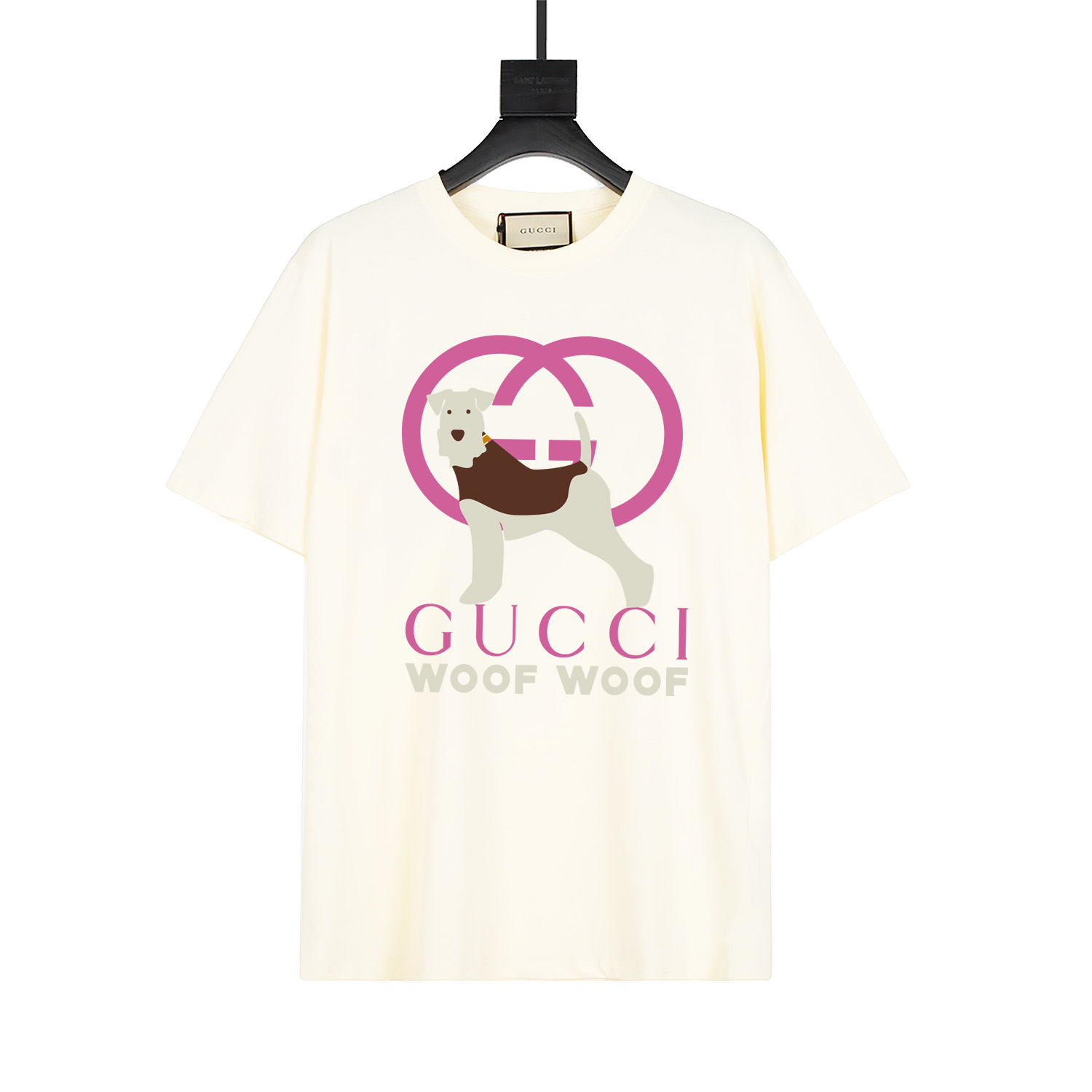 gucci 小狗系列 雪纳瑞印花圆领短袖 定制260g纯棉面料 小狗搭配经典双G图案 1 经典圆领宽松 新款趣味十足的彩色印花赋予成衣系列以独特魅力，例如呈现于这款绿色棉T恤上的“Gucci Woof Woof”印花 款号：2575 颜色…