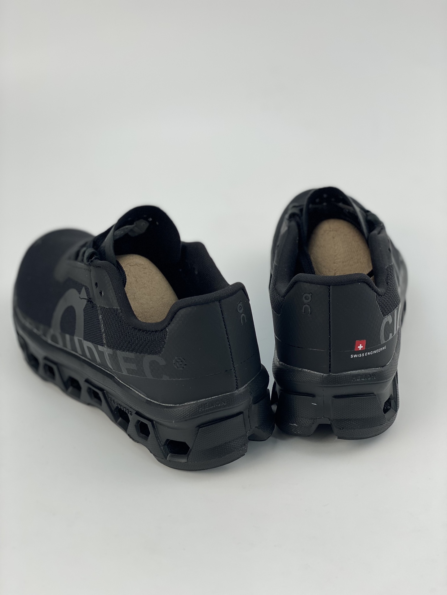 On Cloudmonster Glacier Black is a tennis-inspired sports casual shoe.