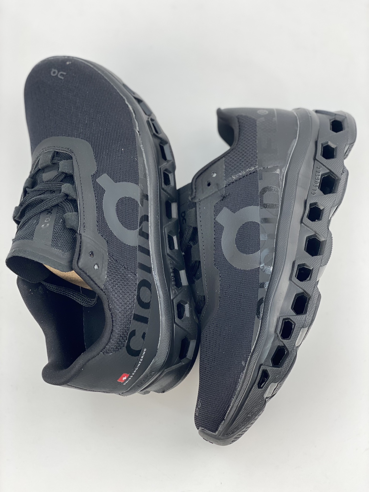 On Cloudmonster Glacier Black is a tennis-inspired sports casual shoe.