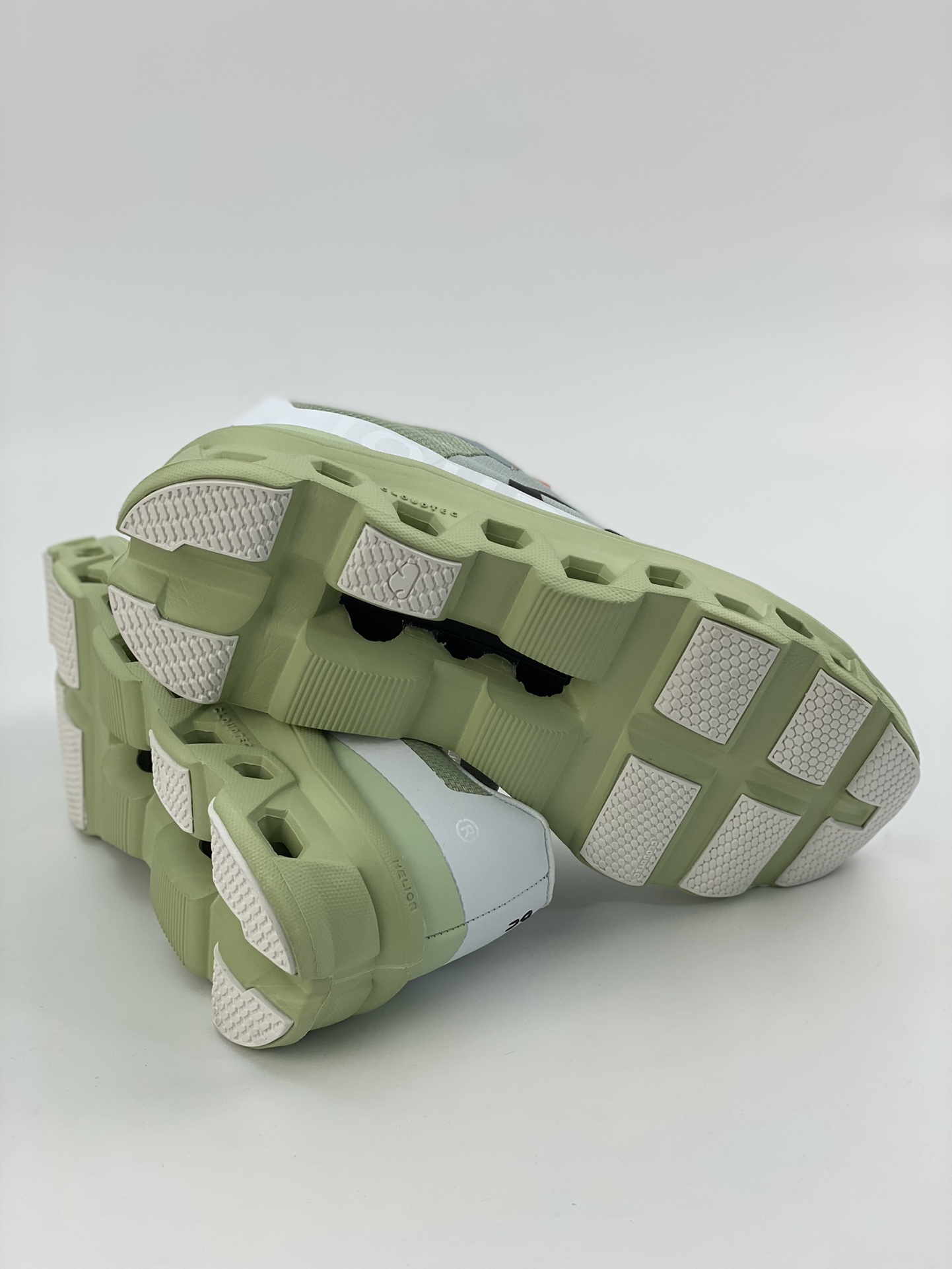 On Cloudmonster Glacier Grey Green is a tennis-inspired sports casual shoe.