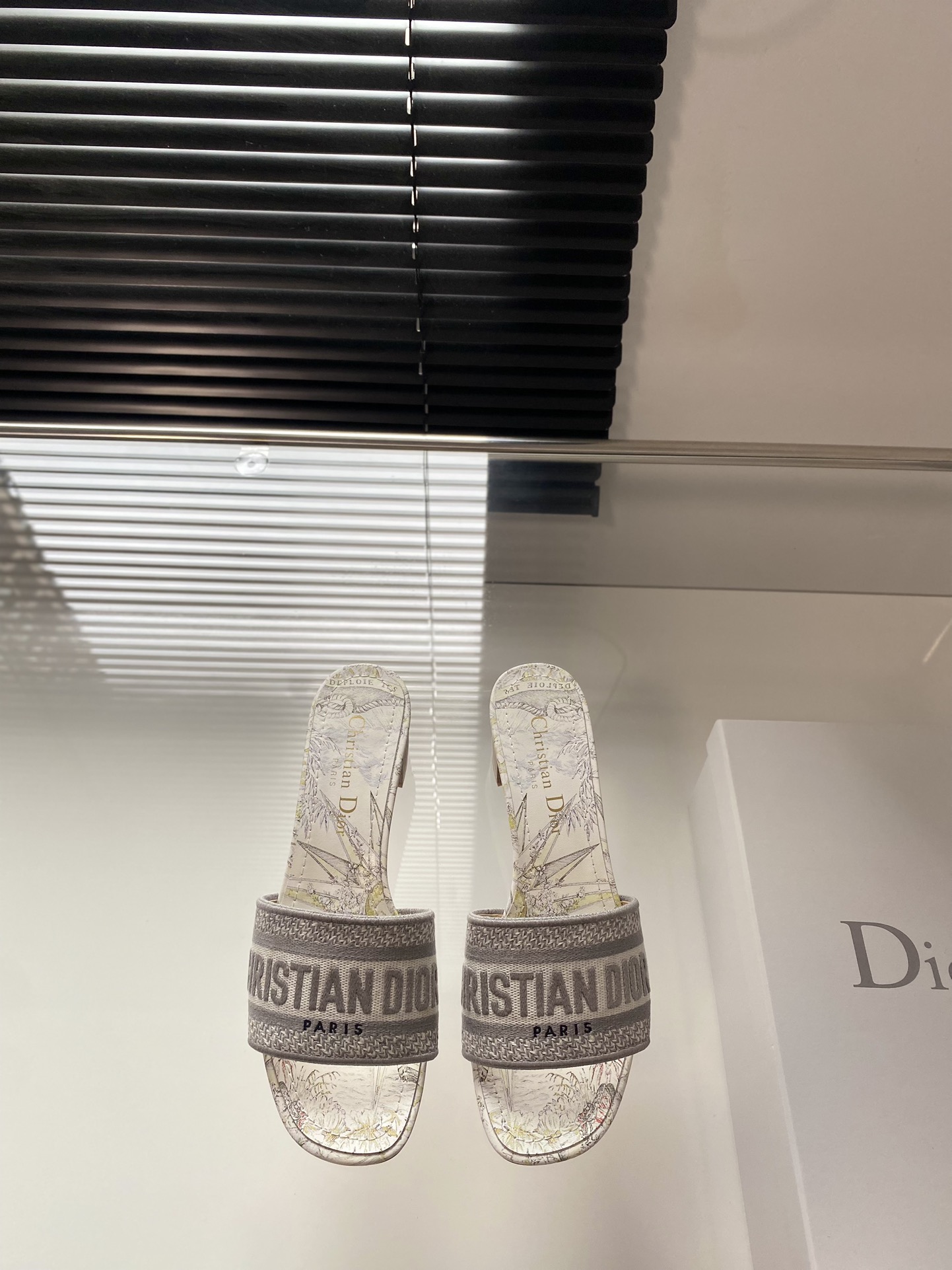 Dior 봄여름 리조트 컬렉션 CD 자수 슬리퍼 정품 워싱 오리지널 개발 이탈리아 천연가죽 아웃솔 각인 스타 마크