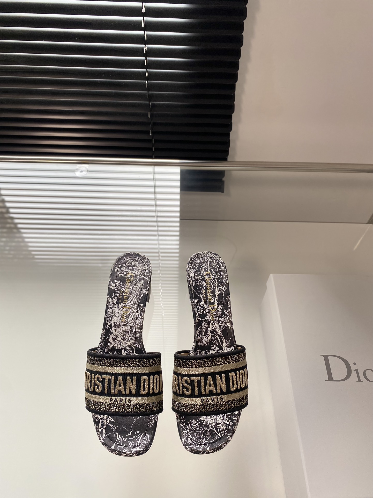 Dior 봄여름 리조트 컬렉션 CD 자수 슬리퍼 정품 워싱 정품 개발 이탈리아 천연가죽 아웃솔 별 각인