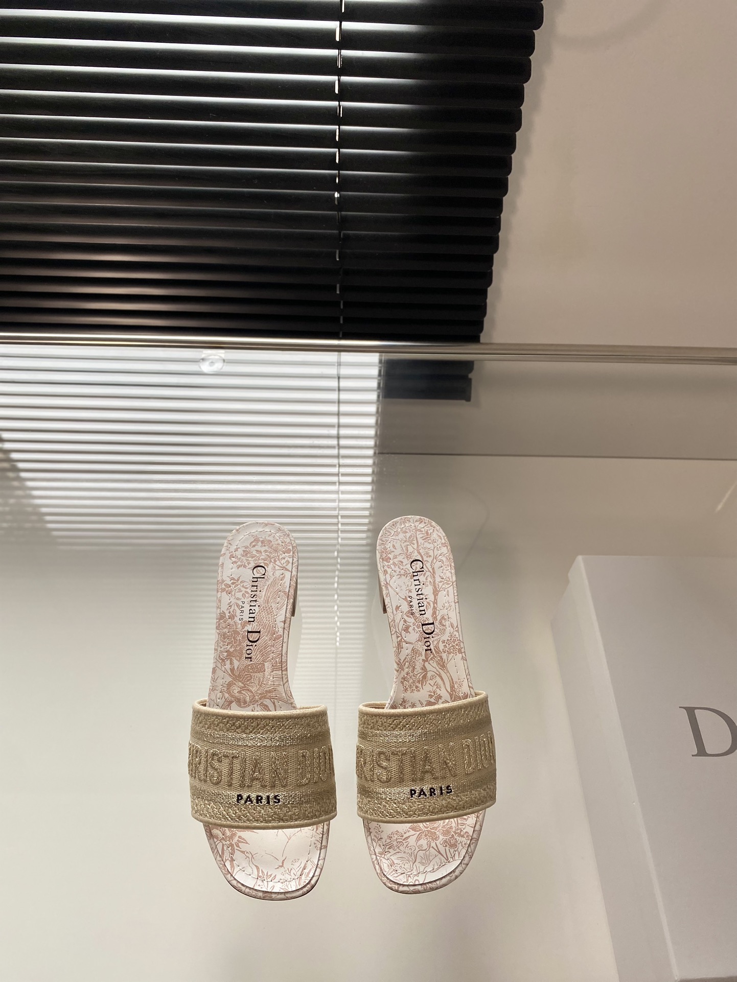 Dior 봄여름 리조트 컬렉션 CD 자수 슬리퍼 정품 워싱 오리지널 개발 이탈리아 천연가죽 아웃솔 각인 스타 마크