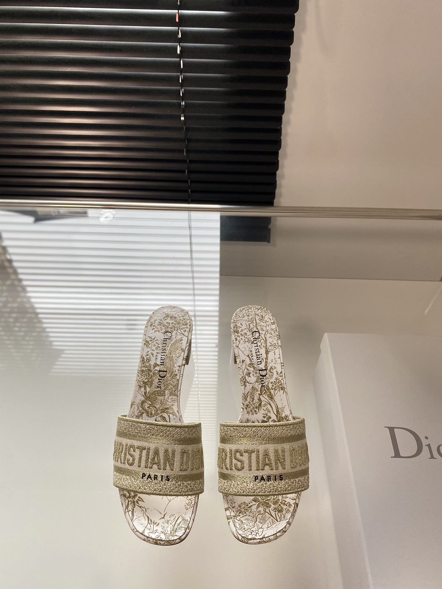 Dior 봄여름 리조트 컬렉션 CD 자수 슬리퍼 정품 워싱 오리지널 개발 이탈리아 천연가죽 아웃솔 각인 스타 마크
