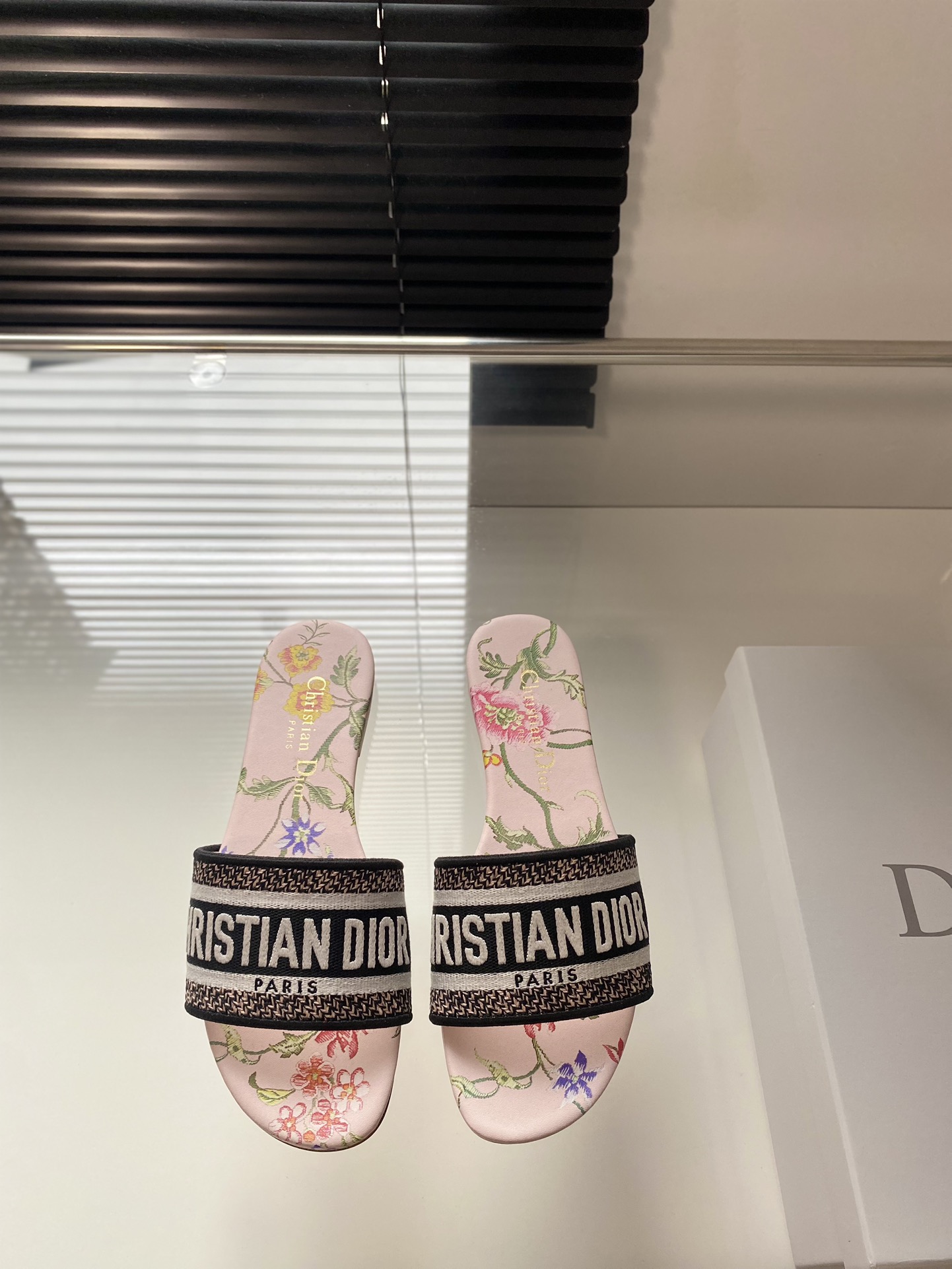 Dior 봄여름 리조트 컬렉션 CD 자수 슬리퍼 정품 워싱 오리지널 개발 이탈리아 천연가죽 아웃솔 별 각인