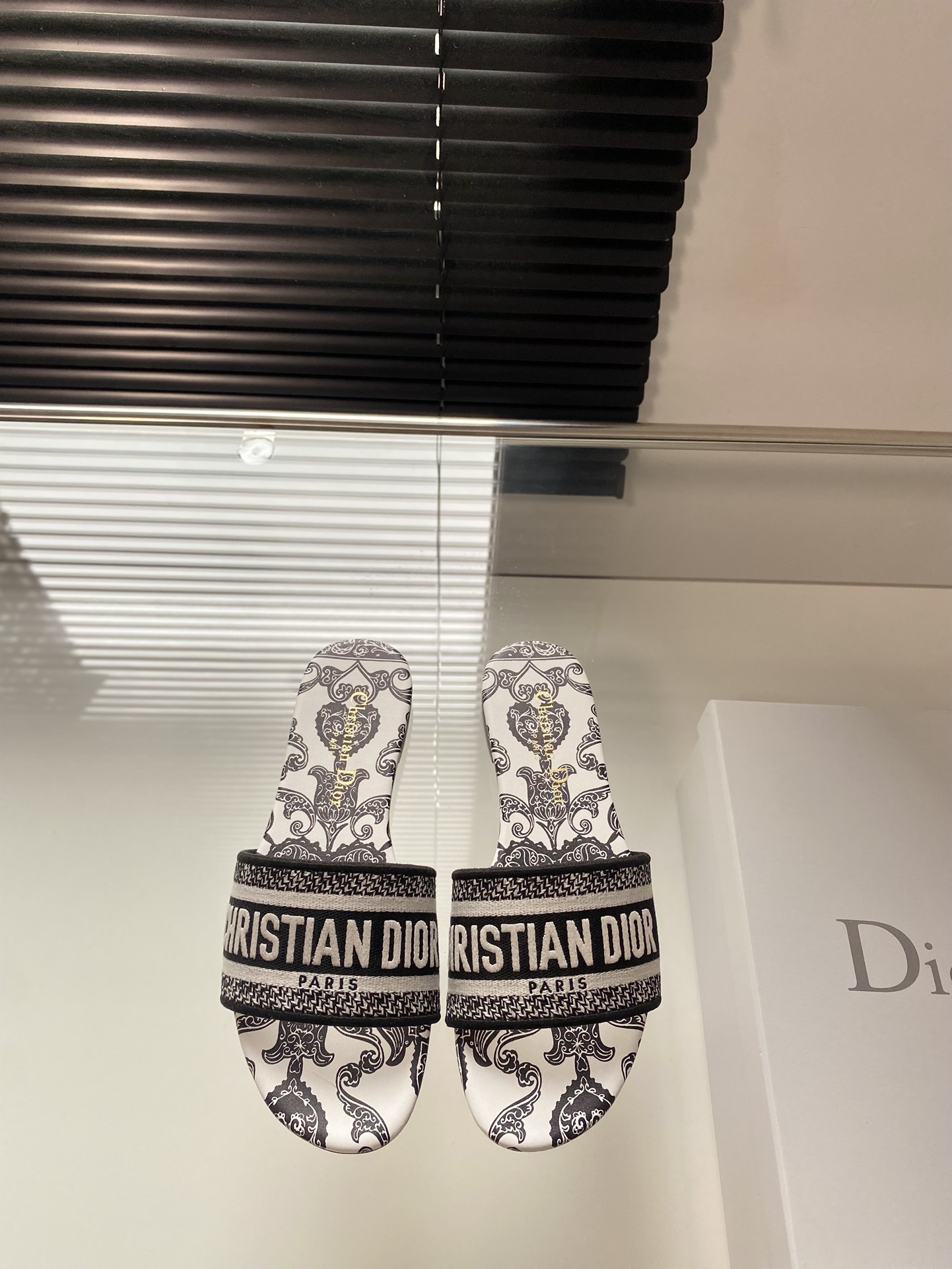 Dior 봄여름 리조트 컬렉션 CD 자수 슬리퍼 정품 워싱 오리지널 개발 이탈리아 천연가죽 아웃솔 각인 스타 마크