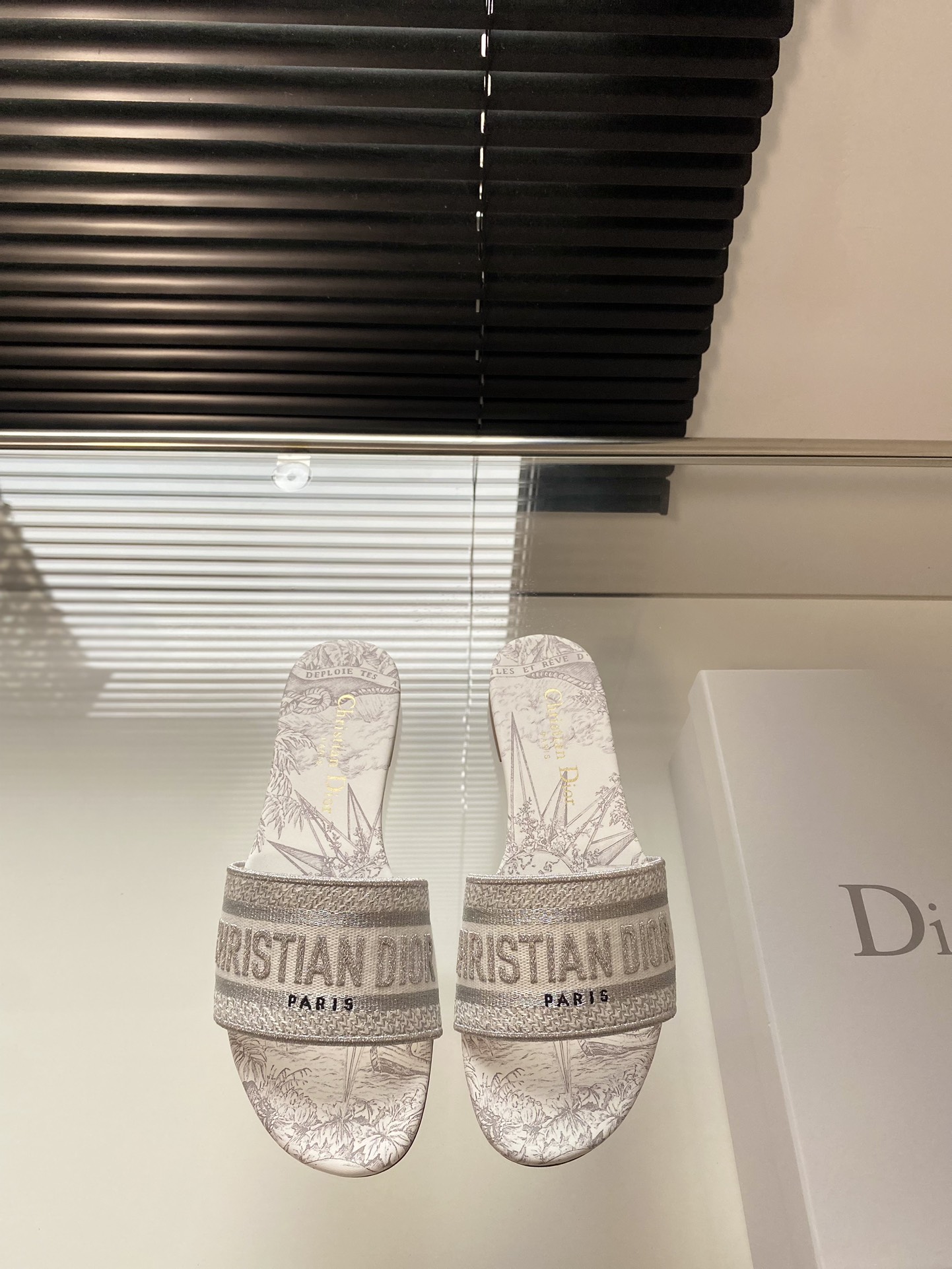 Dior 봄여름 리조트 컬렉션 CD 자수 슬리퍼 정품 워싱 정품 개발 이탈리아 천연가죽 아웃솔 별 각인