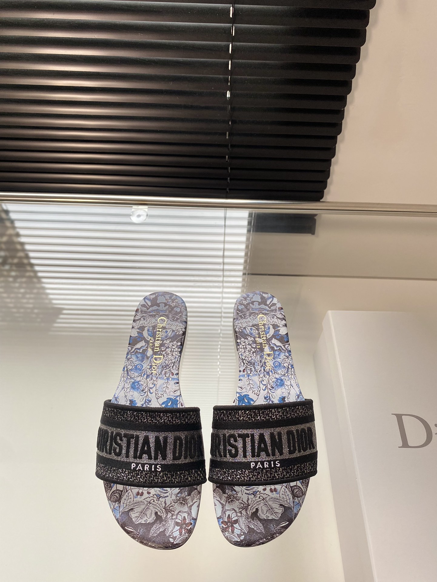 Dior 봄여름 리조트 컬렉션 CD 자수 슬리퍼 정품 워싱 오리지널 개발 이탈리아 천연가죽 아웃솔 각인 스타 마크