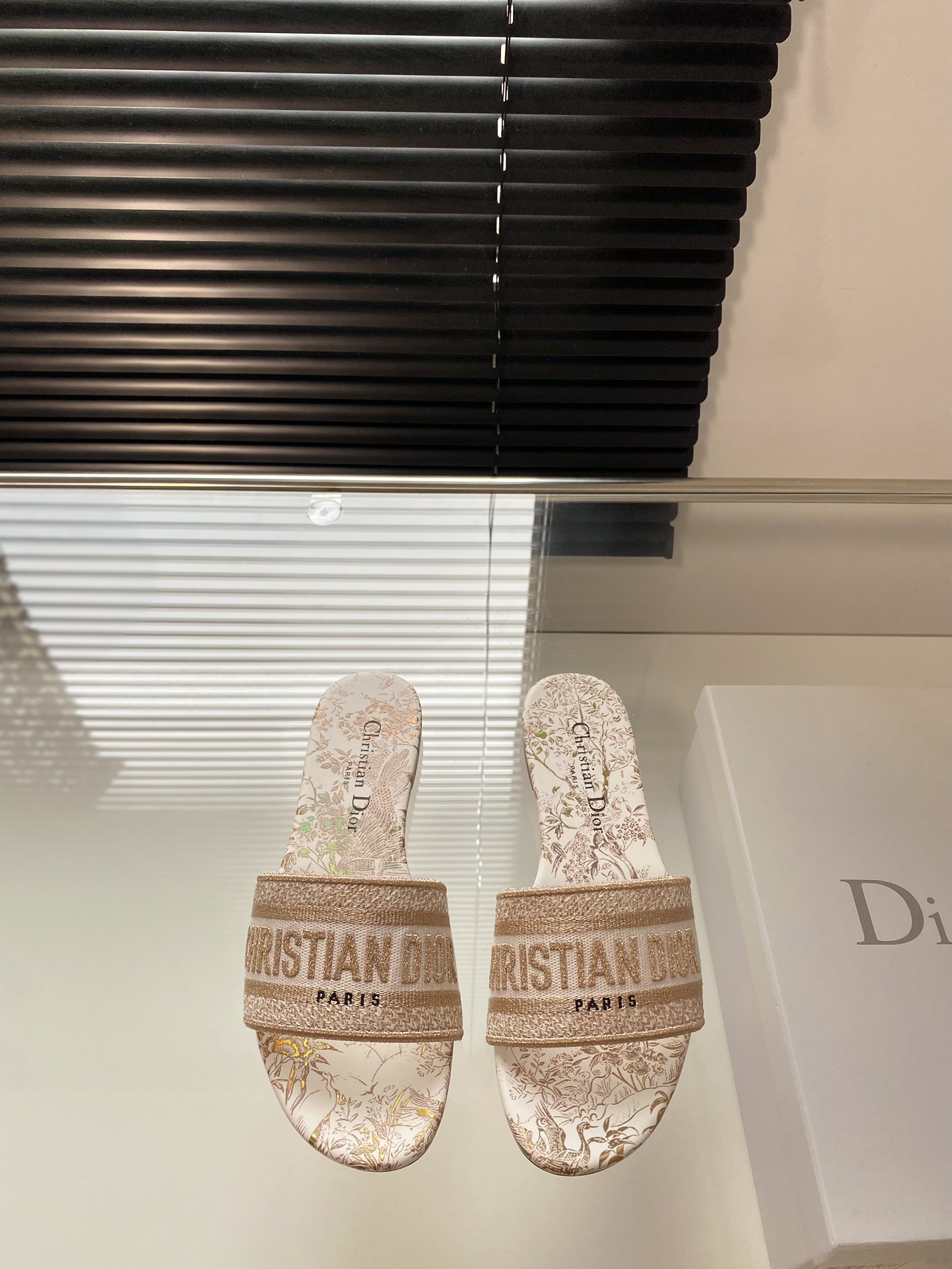 Dior 봄여름 리조트 컬렉션 CD 자수 슬리퍼 정품 워싱 오리지널 개발 이탈리아 천연가죽 아웃솔 별 각인