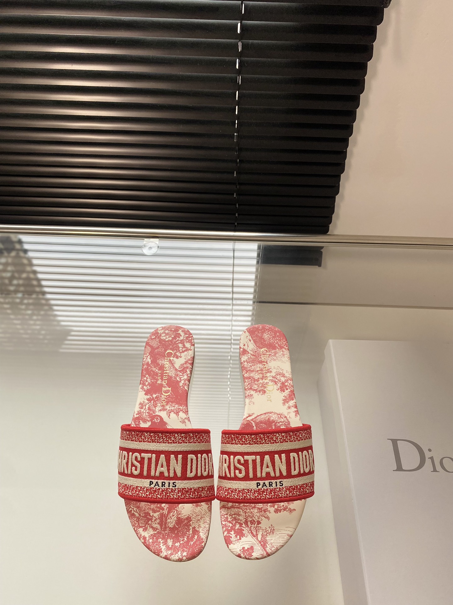 Dior 봄여름 리조트 컬렉션 CD 자수 슬리퍼 정품 워싱 오리지널 개발 이탈리아 천연가죽 아웃솔 별 각인