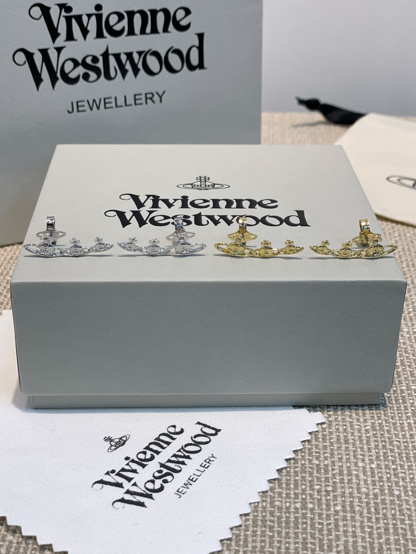 NO:633064,88160, two colors of gold and silver [The Queen Mother’s Three Small Saturn Earrings] Highly recommended, close your eyes and you’re right!  The pure crown ball is a classic symbol, and the shining rings of Saturn outline the future as the waves flow, opening up a new encounter with the future!  The diamonds on Saturn are custom-made Swarovski rhinestones, which are exactly the same as ours, and are not made from cheap diamonds that are readily available on the market!  When you hold it in your hand, you can completely feel its texture, feel, and luster. The rhinestone embellishment appears on the design of Saturn, and the design of three small Saturns only requires one ear piercing to create the effect of three more ear piercings. It is very unique!  The design adds a lot of cool and fashionable pretty looks, making the punk look a little girly at the same time, bringing with it a group of fashion fans!  It’s really beautiful, can be salty or sweet, pure or delicious!  Fall in love at first sight, definitely a leader in the 'practical + high-end' world, an absolute yyds, an absolute treasure, the timeless Saturn [Material] Uniform Z brass material gold-plated, imported Swarovski crystal diamonds [Size] Earrings are about 2.7CM wide, earrings, gold plating, Cardia high-end jewelry1986090988160,金、银两个颜色【西太后三颗小土星耳钉】重磅推荐闭眼入准没错！纯粹王冠球是经典的象征,闪耀土星环勾勒未来波光流转间,开启一场与未来的崭新际遇！土星上边的钻是定制的施华洛水钻,认准我们家一致z,而非市面上随随便便用的廉价钻就做出来的！拿到手完完全全可以感受到它的质感,手感,光泽感超nice用水钻的点缀出现在土星的设计上,且三个小土星的设计,只需要一个耳洞就能带出多三个耳洞的效果,非常的绝绝子！设计增添不少冷艳时髦的俏丽模样,使得朋克同时又有点小少女,自带一群时尚粉！真的敲好看,可盐可甜,可纯可欲！一眼便钟情,绝对是“实用+高级”界的杠把子,绝对的yyds,绝对的宝藏永不过时的土星【材质】一致Z黄铜材质镀金,进口施华洛晶钻【尺寸】耳环宽约2.7CM,,earrings,gold plating,卡迪亚高端饰品,Jewelry