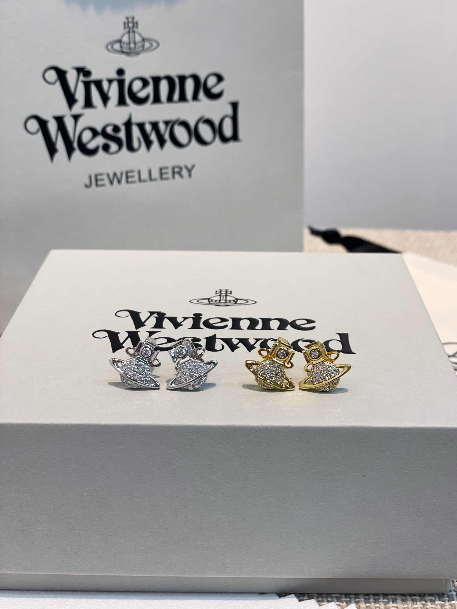 NO:633061,88160, two colors of gold and silver [Western Queen Mother’s Mini Full Diamond Saturn Earrings] Highly recommended, close your eyes and you’re right!  The pure crown ball is a classic symbol, and the shining rings of Saturn outline the future as the waves flow, opening up a new encounter with the future!  The diamonds on Saturn are custom-made Swarovski rhinestones, which are exactly the same as ours, and are not made from cheap diamonds that are readily available on the market!  When you get your hands on it, you can completely feel its texture, feel and luster. The rhinestone embellishment appears on the design of Saturn, adding a lot of cool and fashionable pretty looks, making the punk look a little girly at the same time, bringing with it a group of fashion fans!  It’s really beautiful, can be salty or sweet, pure or delicious!  Fall in love at first sight, definitely the leader in the 'practical + high-end' world, absolute yyds, absolute treasure, timeless Saturn [Material] consistent Z brass material gold-plated, imported Swarovski crystal diamonds [Size] refer to the wearing effect, gold plating, Cardia high-end jewelry1986090988160,金、银两个颜色【西太后迷你满钻小土星耳钉】重磅推荐闭眼入准没错！纯粹王冠球是经典的象征,闪耀土星环勾勒未来波光流转间,开启一场与未来的崭新际遇！土星上边的钻是定制的施华洛水钻,认准我们家一致z,而非市面上随随便便用的廉价钻就做出来的！拿到手完完全全可以感受到它的质感,手感,光泽感超nice用水钻的点缀出现在土星的设计上,增添不少冷艳时髦的俏丽模样,使得朋克同时又有点小少女,自带一群时尚粉！真的敲好看,可盐可甜,可纯可欲！一眼便钟情,绝对是“实用+高级”界的杠把子,绝对的yyds,绝对的宝藏永不过时的土星【材质】一致Z黄铜材质镀金,进口施华洛晶钻【尺寸】参考佩戴效果,,gold plating,卡迪亚高端饰品,Jewelry