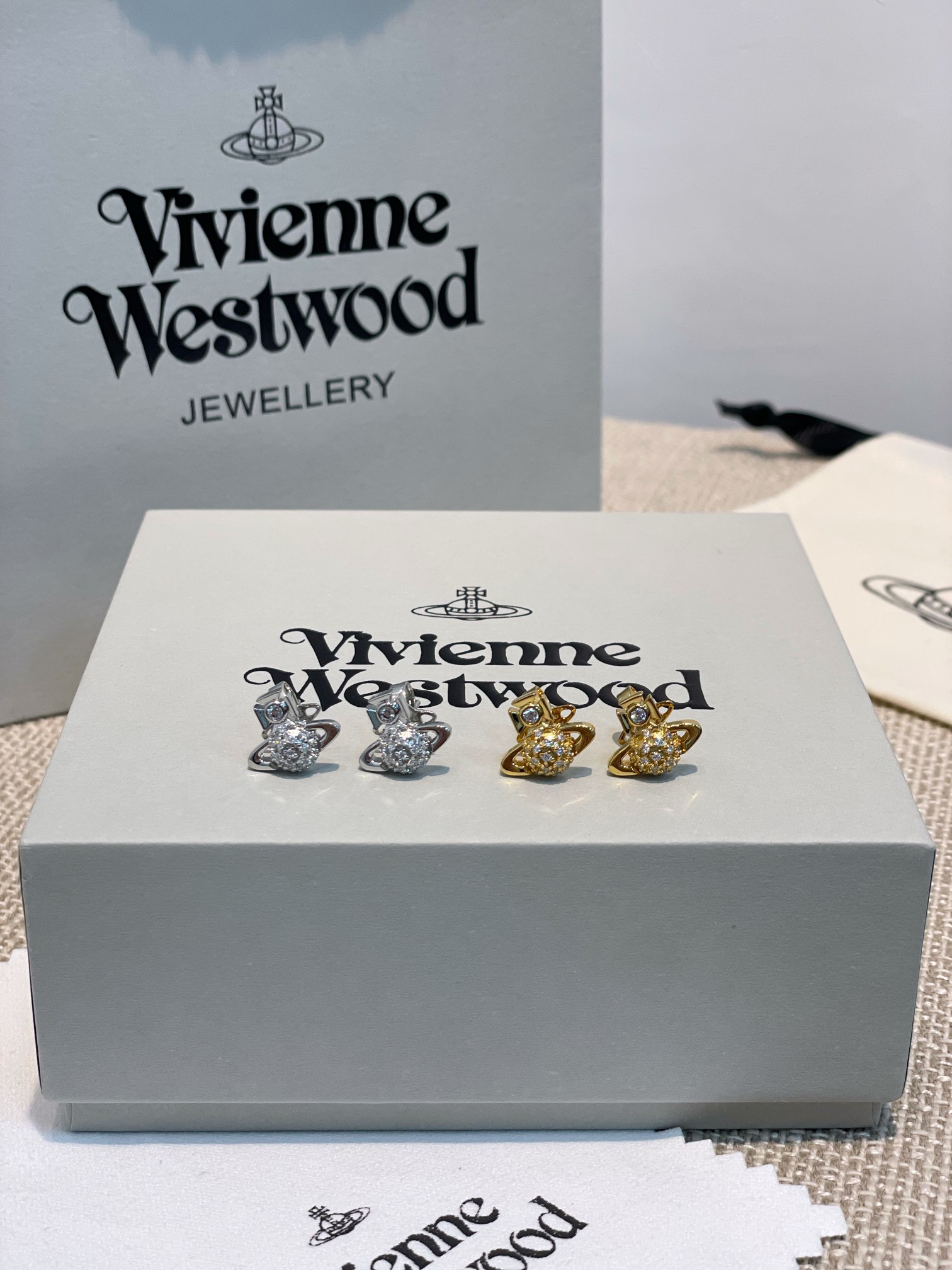 NO:633079,88160, two colors: gold and silver [The Queen Mother’s Mini Semi-dimensional Full Diamond Saturn Earrings] Highly recommended, close your eyes and you’re right!  The pure crown ball is a classic symbol, and the shining rings of Saturn outline the future as the waves flow, opening up a new encounter with the future!  The diamonds on Saturn are custom-made Swarovski rhinestones, which are exactly the same as ours, and are not made from cheap diamonds that are readily available on the market!  When you get your hands on it, you can completely feel its texture, feel and luster. The rhinestone embellishment appears on the design of Saturn, adding a lot of cool and fashionable pretty looks, making the punk look a little girly at the same time, bringing with it a group of fashion fans!  It’s really beautiful, can be salty or sweet, pure or delicious!  Fall in love at first sight, definitely the leader in the 'practical + high-end' world, absolute yyds, absolute treasure, timeless Saturn [Material] consistent Z brass material gold-plated, imported Swarovski crystal diamonds [Size] refer to the wearing effect, gold plating, Cardia high-end jewelry1986090988160,金、银两个颜色【西太后迷你半立体满钻小土星耳钉】重磅推荐闭眼入准没错！纯粹王冠球是经典的象征,闪耀土星环勾勒未来波光流转间,开启一场与未来的崭新际遇！土星上边的钻是定制的施华洛水钻,认准我们家一致z,而非市面上随随便便用的廉价钻就做出来的！拿到手完完全全可以感受到它的质感,手感,光泽感超nice用水钻的点缀出现在土星的设计上,增添不少冷艳时髦的俏丽模样,使得朋克同时又有点小少女,自带一群时尚粉！真的敲好看,可盐可甜,可纯可欲！一眼便钟情,绝对是“实用+高级”界的杠把子,绝对的yyds,绝对的宝藏永不过时的土星【材质】一致Z黄铜材质镀金,进口施华洛晶钻【尺寸】参考佩戴效果,,gold plating,卡迪亚高端饰品,Jewelry