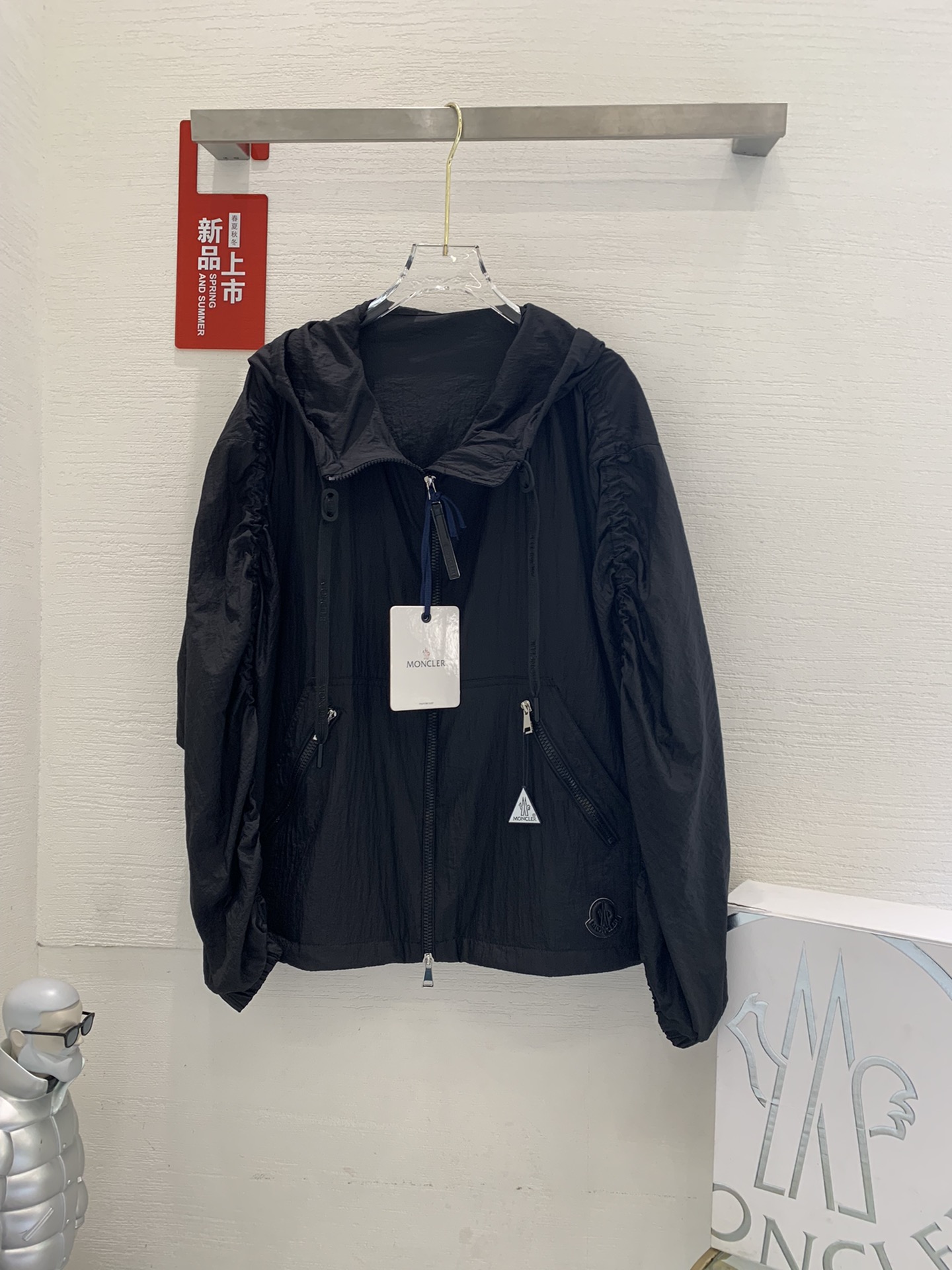 NO:323983,A sunscreen that I love very much in summer, the style is so beautiful!  A very design-like style, you won't wear the same clothes when you wear it. The fabric is a professional sunscreen fabric provided by customers. It is light and breathable, and has a very high comfort. The unique pleated design of the sleeves forms a wrinkled texture, which makes it more fashionable.19860909夏日超爱的一款防晒衣,版型太美啦！很有设计感的一款,穿出去不会撞衫,面料是客供的专业防晒面料,而且轻薄透气,舒适度极高,袖子独特的打褶设计,形成褶皱纹理,更有时髦感,,alexander wang,Women's clothing