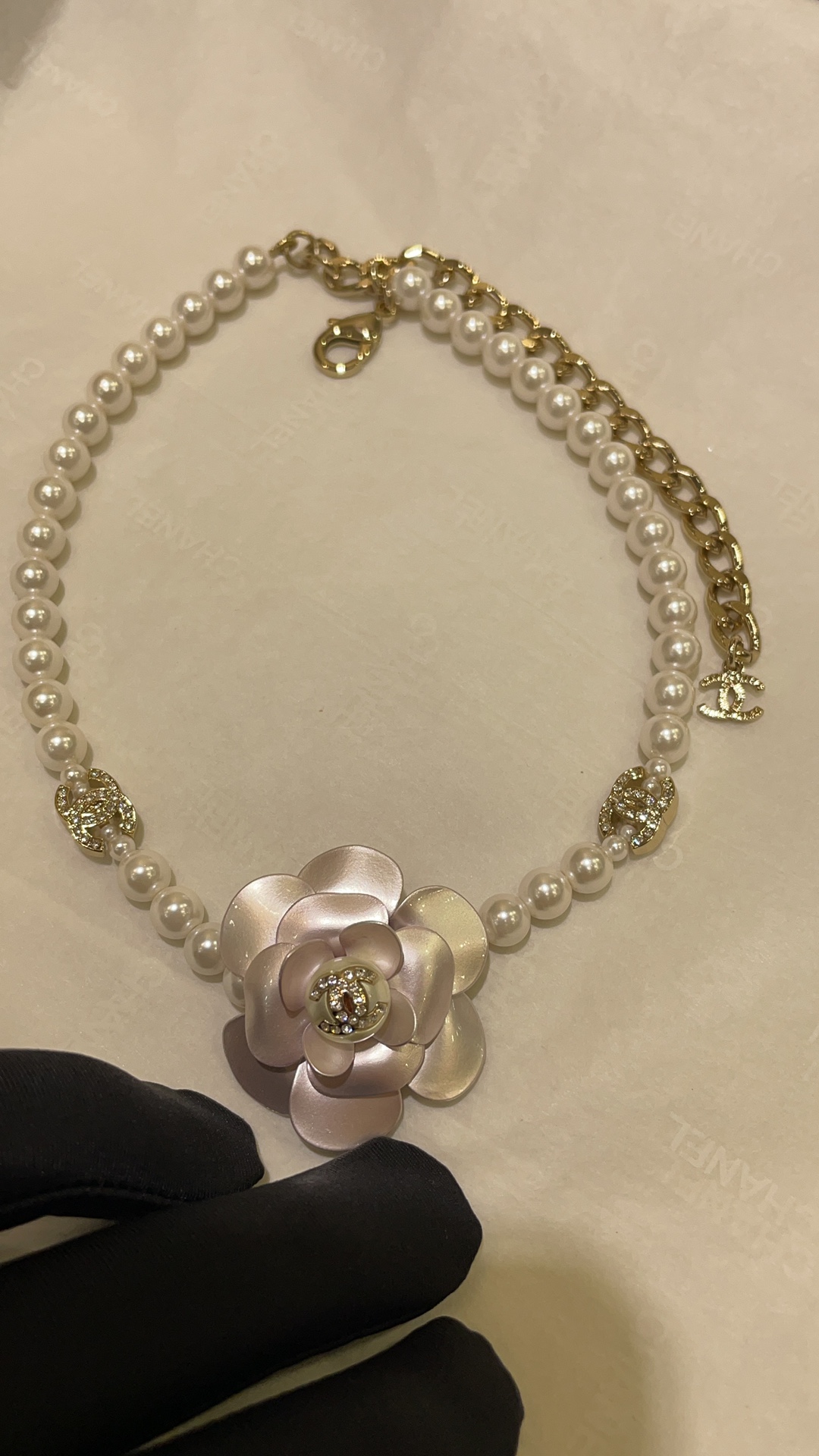 NO:634493,88260, arrived today to buy yb 23C new gold full diamond double C pale pink camellia pearl necklace. Exclusive and hard-to-buy series of rich and precious flowers in the world. The petals are shining with pink and purple pearls. Paired with pearl necklace. The atmosphere of rich family is full of romance and temperament. Exclusively purchased by yb. Development of Swarovski diamonds, Swarovski pearls, necklace, Cartier high-end jewelry1986090988260,今日到货购入yb 23C新款金色满钻双C淡粉色山茶花珍珠项链 专贵超级难买系列人间富贵花标配 花瓣透着粉紫色珠光 搭配珍珠项链 富家千金氛围感满满浪漫又气质 独家购入yb 开发 施华洛钻 施华洛珍珠,,necklace,卡迪亚高端饰品,Jewelry