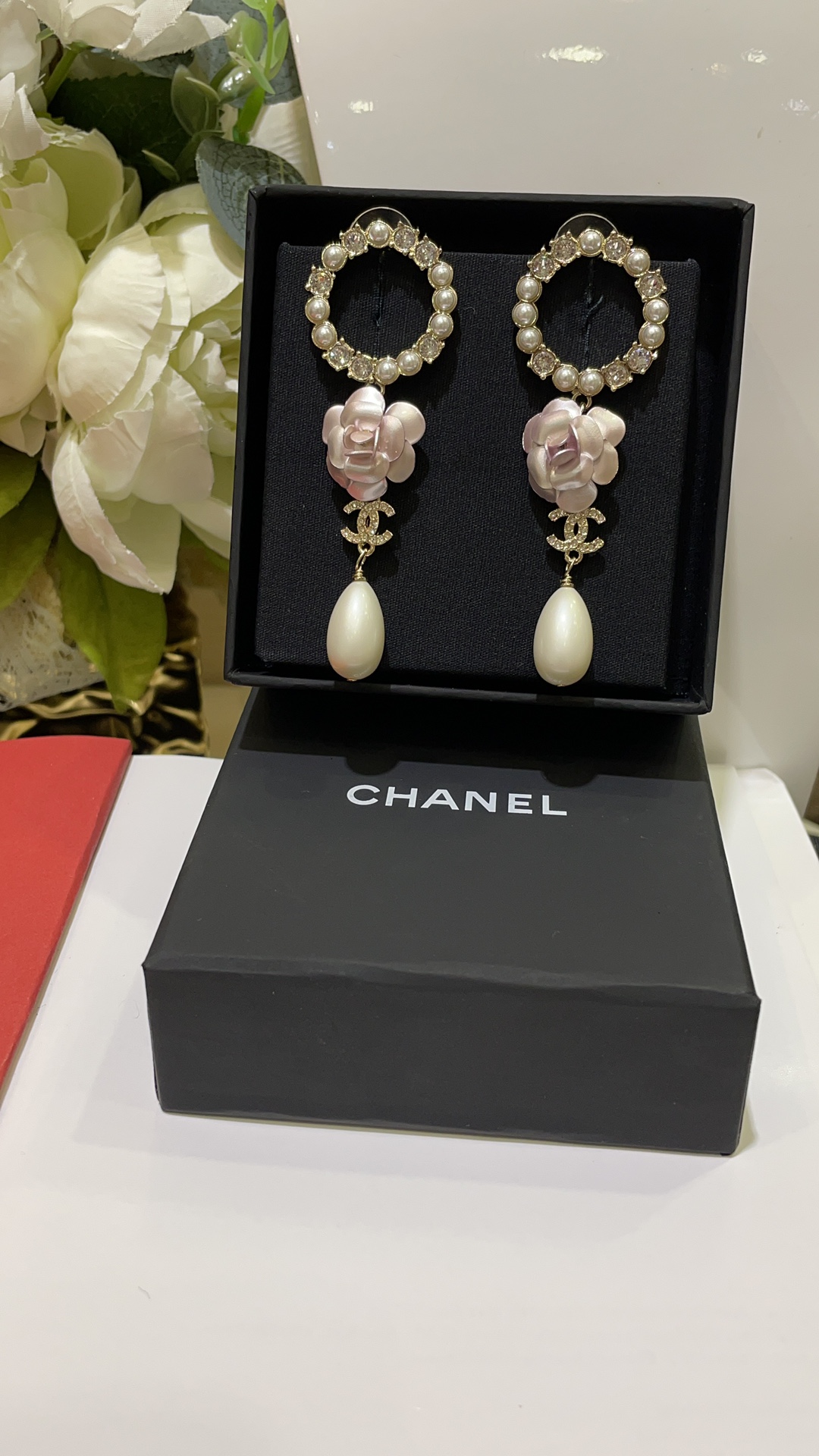 NO:635175,88260, the same style as Jennie arrived today, 23C new gold double C pearl pendant, light pink camellia pearl earrings, camellia pink purple pearls, gentle and soft, water drop pearls hanging on the side of the face, making the face small and smart. This series is really worth collecting, buy and make money. Exclusive purchase yb development Swarovski diamond Swarovski pearl earrings, top version, Cardia high-end jewelry1986090988260,今日到货jennie同款 23C新款金色双C珍珠吊坠淡粉色山茶花珍珠耳钉 山茶花粉紫色珠光温温柔柔的 水滴珍珠垂坠于脸侧 显脸小又灵动 这个系列真的值得收藏买到赚到 独家购入yb 开发 施华洛钻 施华洛珍珠 耳钉,顶级版本,,卡迪亚高端饰品,Jewelry