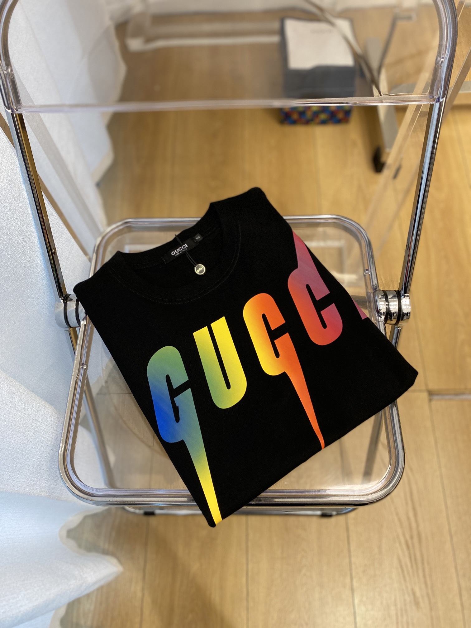 NO:120576,Guqi, 2025 new short-sleeved T-shirt, handsome and fashionable, top printed letter logo on the chest, simple and versatile style. Fabric cotton is not only crisp, maintains a fashionable silhouette, but also comfortable to wear, and the yarn is more delicate, S-XXL, T-shirt,tees, t-shirt,alexander wang19860909古奇、2025新品短袖T恤,帅气时尚,胸前顶级印花字母logo,简约百搭款.面料棉 不仅挺括,保持潮流的廓形,又穿着舒适,纱织更细腻,码数S-XXL,,T-shirt,tees，t-shirt,alexander wang,Men's clothing