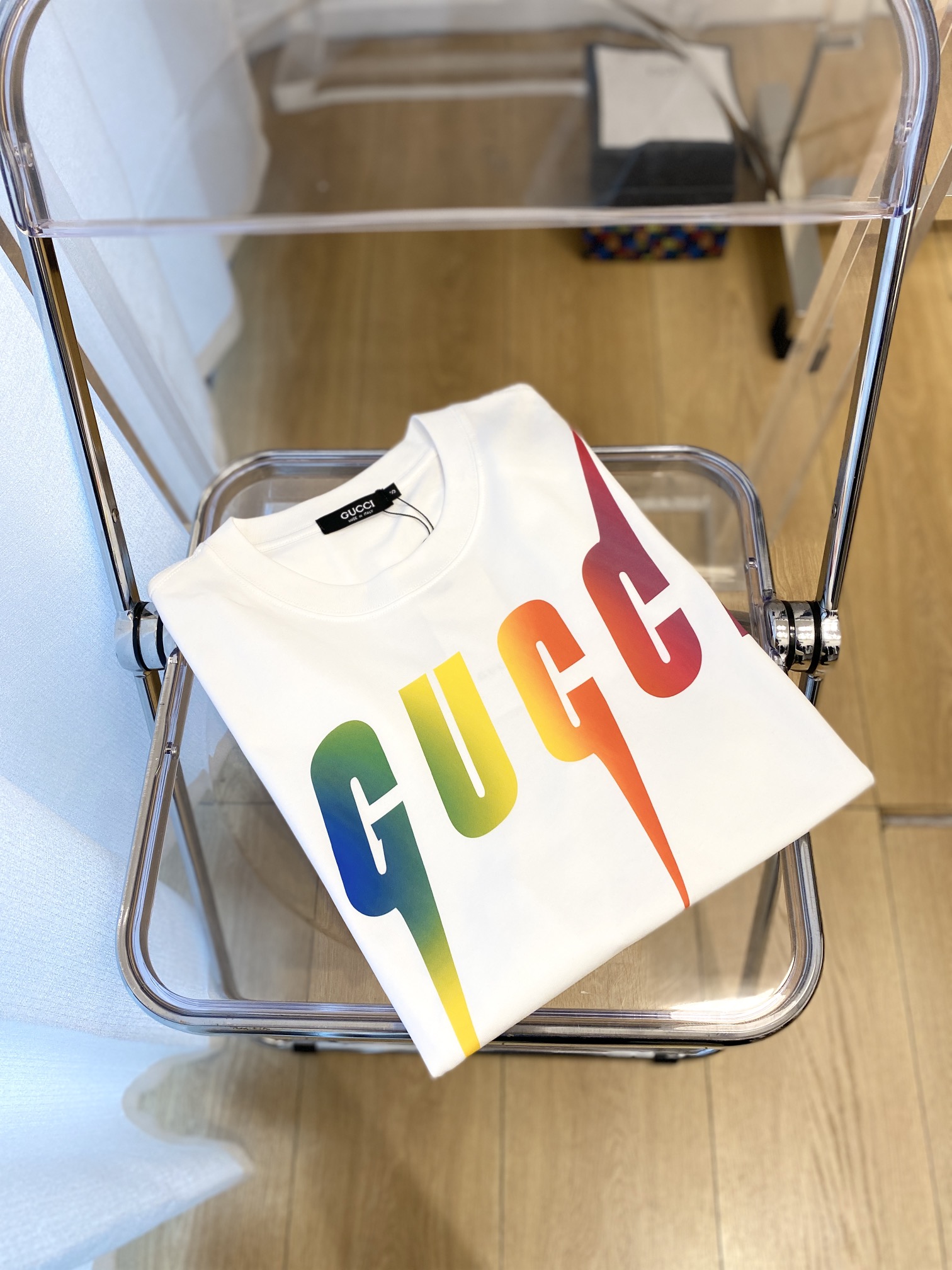 NO:120570,Guqi, 2025 new short-sleeved T-shirt, handsome and fashionable, top printed letter logo on the chest, simple and versatile style. Fabric cotton is not only crisp, maintains a fashionable silhouette, but also comfortable to wear, and the yarn is more delicate, S-XXL, T-shirt,tees, t-shirt,alexander wang19860909古奇、2025新品短袖T恤,帅气时尚,胸前顶级印花字母logo,简约百搭款.面料棉 不仅挺括,保持潮流的廓形,又穿着舒适,纱织更细腻,码数S-XXL,,T-shirt,tees，t-shirt,alexander wang,Men's clothing