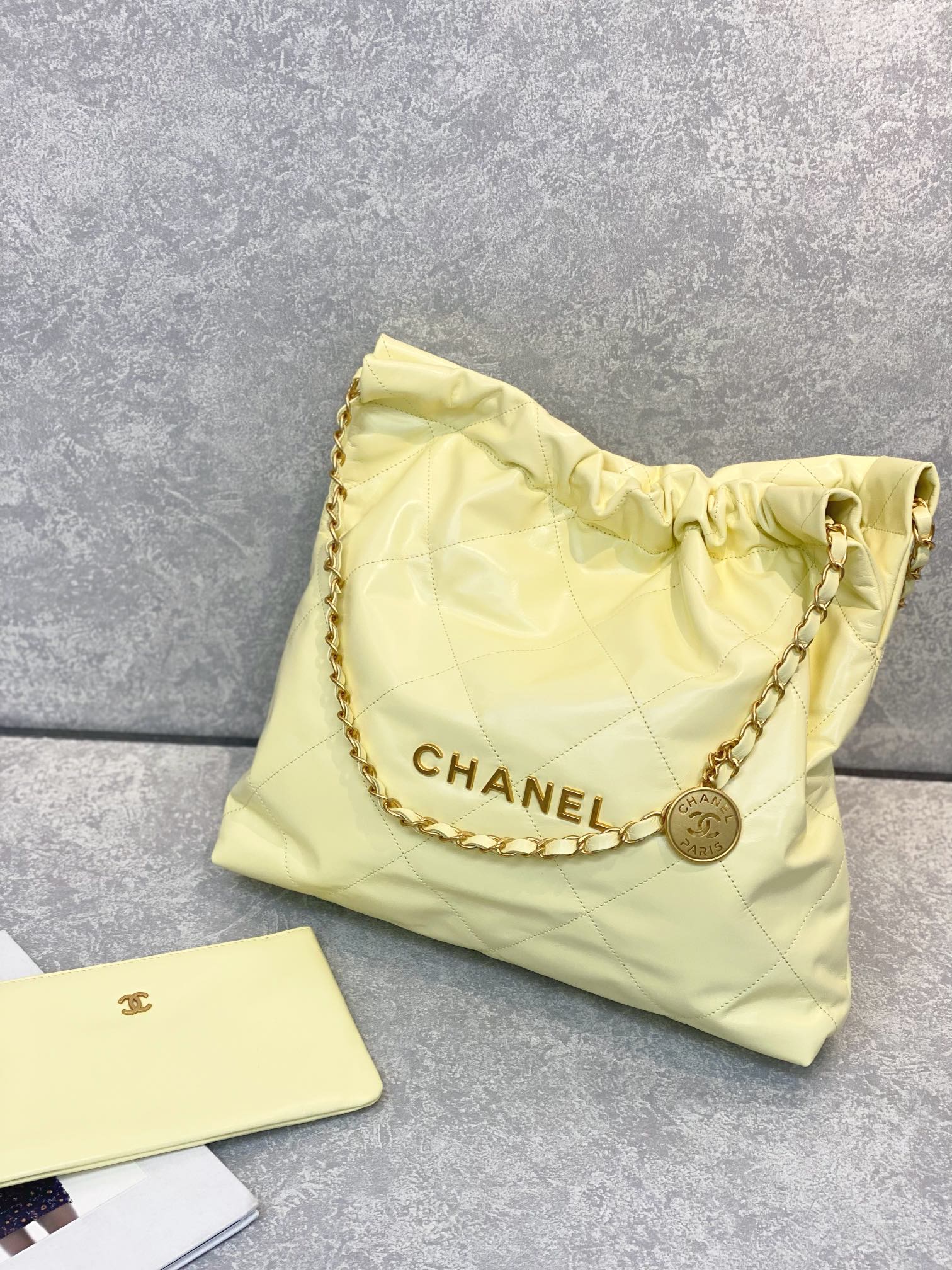 El nuevo bolso shopping 22 de Chanel continúa el diseño del clásico acolchado de diamantes y correas de cadena de cuero…