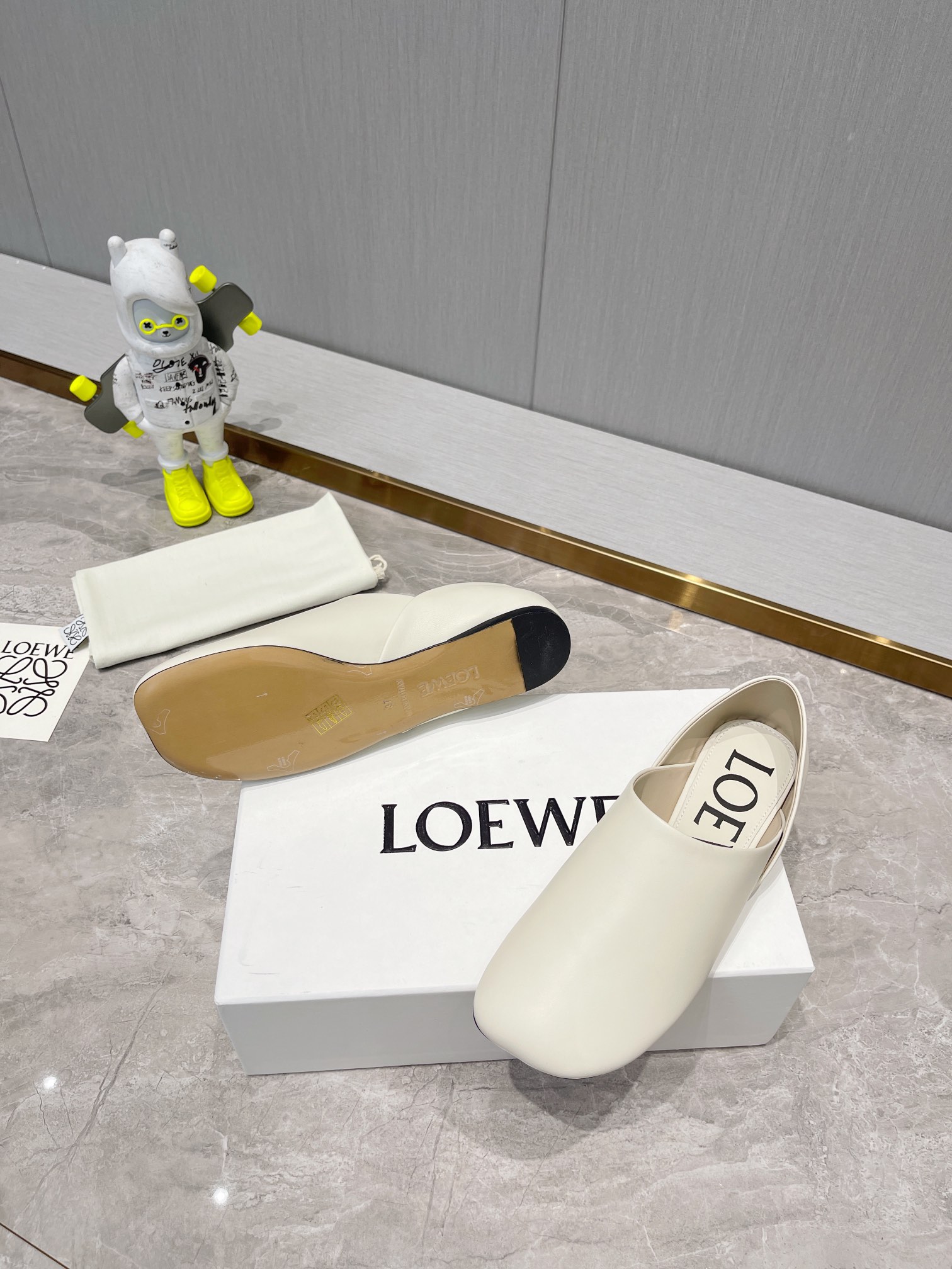 LOEWE罗意威23vs新款圆头平底