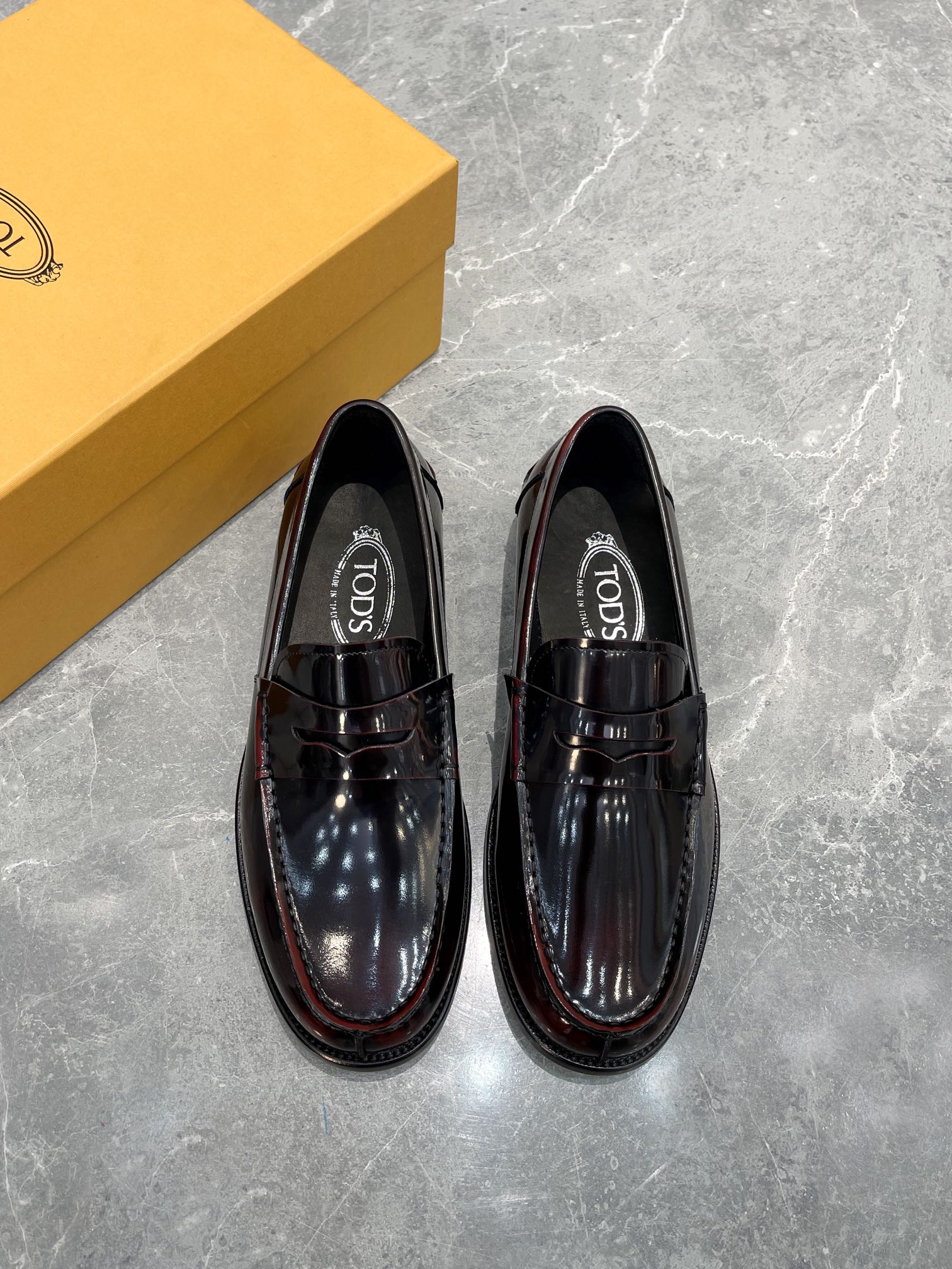 Yuan Mocasines Tods para hombre, zapatos finos de piel. Material: piel de vaca original con borde abierto + f…