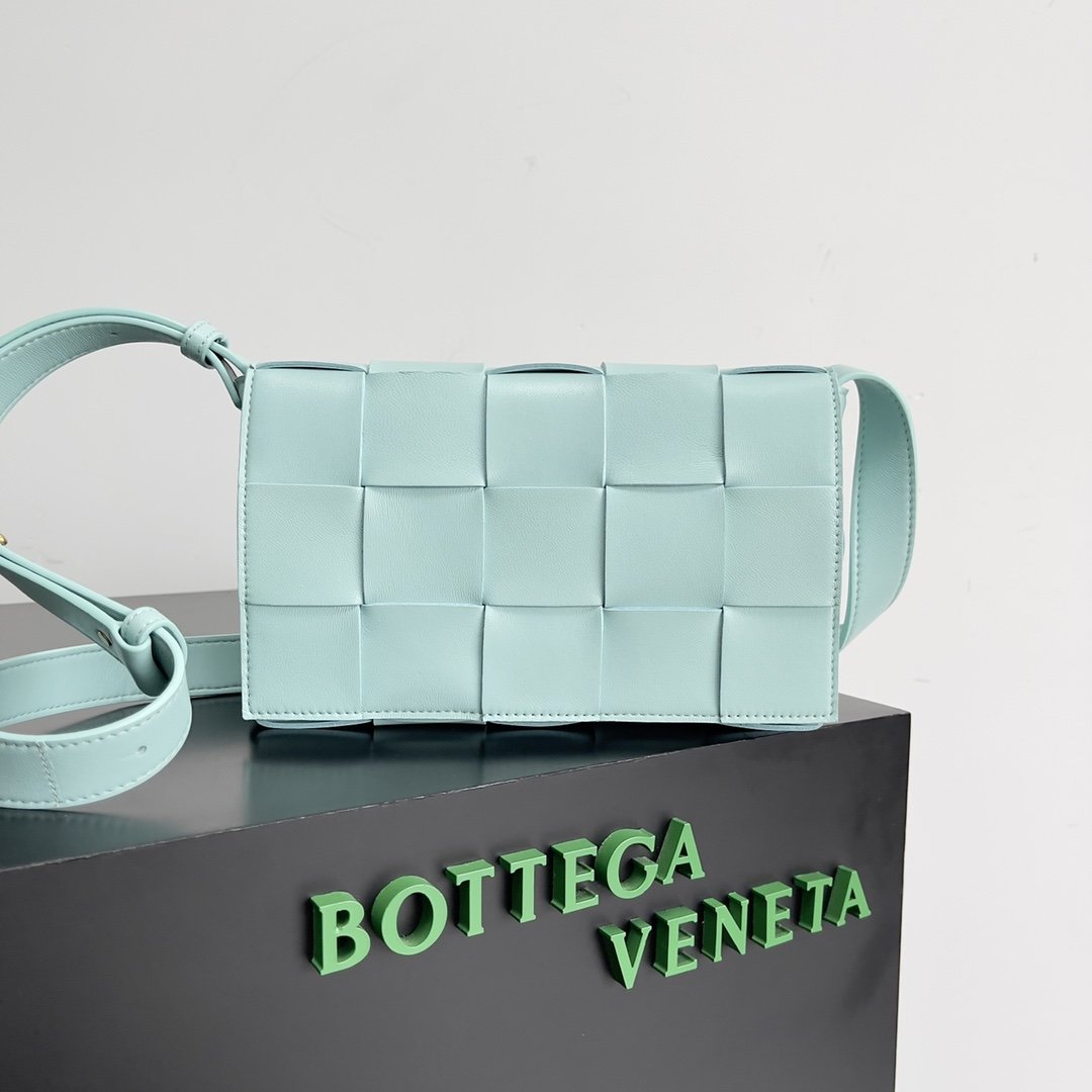 最高端：Bottega Veneta Cassette/枕头包（蒂芙尼蓝色）       滑入肌肤的小羊皮 宽大编织风格设计   营造出个性形态 细节可看下组图片；市场最高端 欢迎来对比。全新升级手工【出厂均配礼品盒】size：23*15*5.5cm         型号：5qbdzdy04