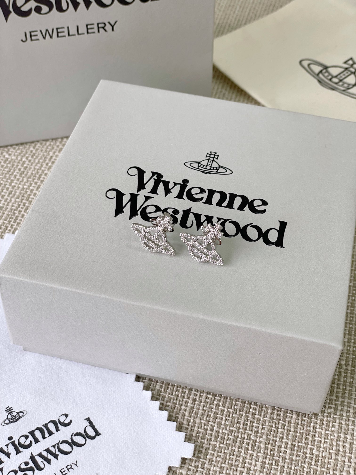 NO:633077,88160, we are the only one that truly buys Z-developed products, [The Queen Mother of the West Hollow-out Small Saturn Earrings Full of Diamonds] is a highly recommended product with your eyes closed and you are right!  The pure crown ball is a classic symbol, and the shining rings of Saturn outline the future as the waves flow, opening up a new encounter with the future!  The diamonds on Saturn are custom-made Swarovski rhinestones, which are exactly the same as ours, and are not made from cheap diamonds that are readily available on the market!  When you get your hands on it, you can completely feel its texture, feel and luster. The rhinestone embellishment appears on the design of Saturn, adding a lot of cool and fashionable pretty looks, making the punk look a little girly at the same time, bringing with it a group of fashion fans!  It’s really beautiful, can be salty or sweet, pure or delicious!  Fall in love at first sight, definitely the leader in the 'practical + high-end' world, absolute yyds, absolute treasure, timeless Saturn [Material] consistent Z brass material gold-plated, imported Swarovski crystal diamonds [Size] refer to the wearing effect, gold plating, Cardia high-end jewelry1986090988160,认准我们唯一一家真正款款购入Z开发的,【西太后满钻镂空小土星耳钉】重磅推荐闭眼入准没错！纯粹王冠球是经典的象征,闪耀土星环勾勒未来波光流转间,开启一场与未来的崭新际遇！土星上边的钻是定制的施华洛水钻,认准我们家一致z,而非市面上随随便便用的廉价钻就做出来的！拿到手完完全全可以感受到它的质感,手感,光泽感超nice用水钻的点缀出现在土星的设计上,增添不少冷艳时髦的俏丽模样,使得朋克同时又有点小少女,自带一群时尚粉！真的敲好看,可盐可甜,可纯可欲！一眼便钟情,绝对是“实用+高级”界的杠把子,绝对的yyds,绝对的宝藏永不过时的土星【材质】一致Z黄铜材质镀金,进口施华洛晶钻【尺寸】参考佩戴效果,,gold plating,卡迪亚高端饰品,Jewelry