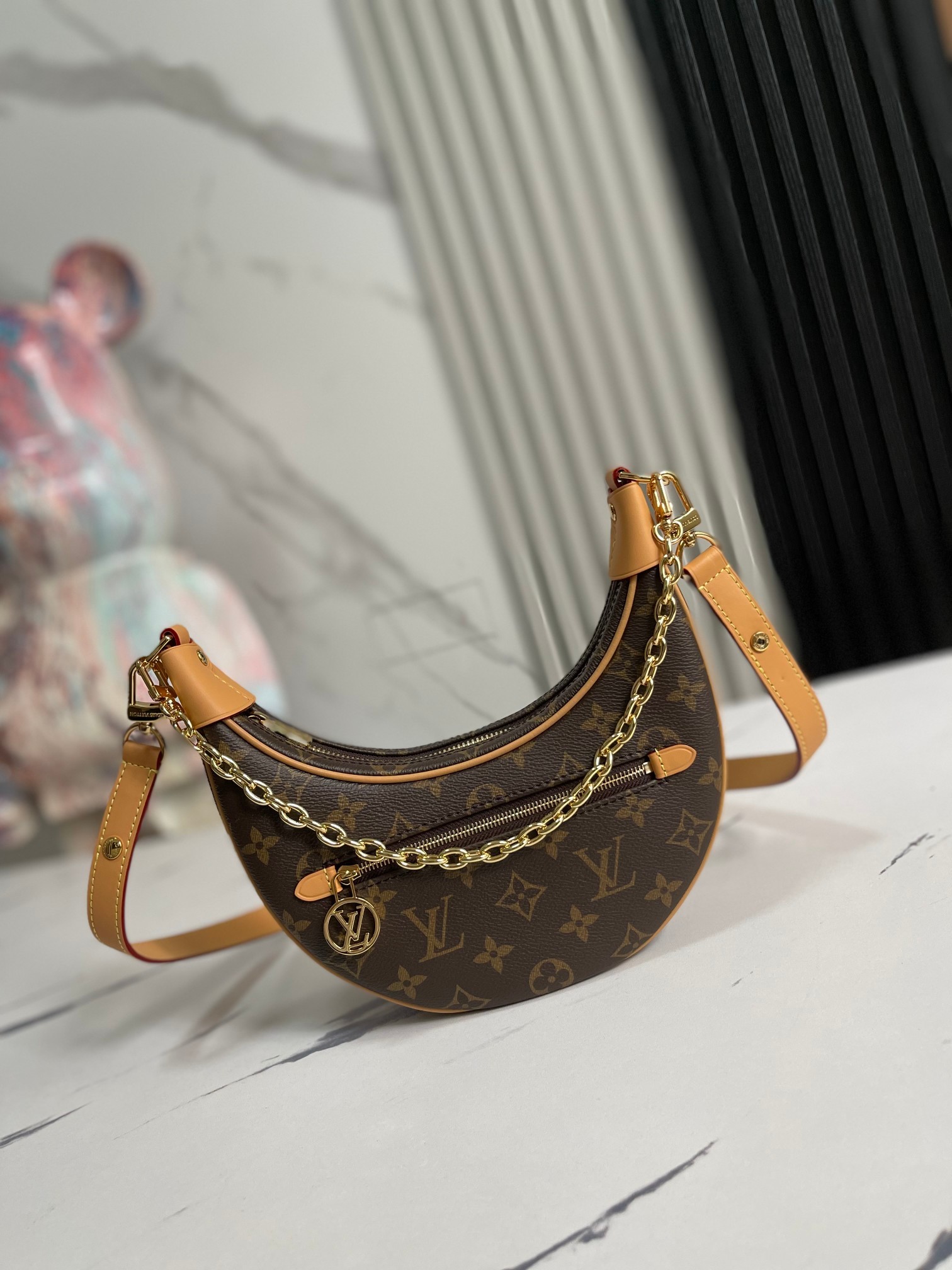 顶级原单独家视频M81098老花月亮包中古包Odeo小号手袋月亮包以Monogram帆布和加固皮革边角传