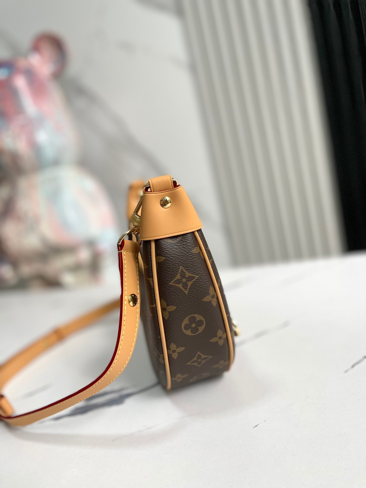 顶级原单独家视频M81098老花月亮包中古包Odeo小号手袋月亮包以Monogram帆布和加固皮革边角传