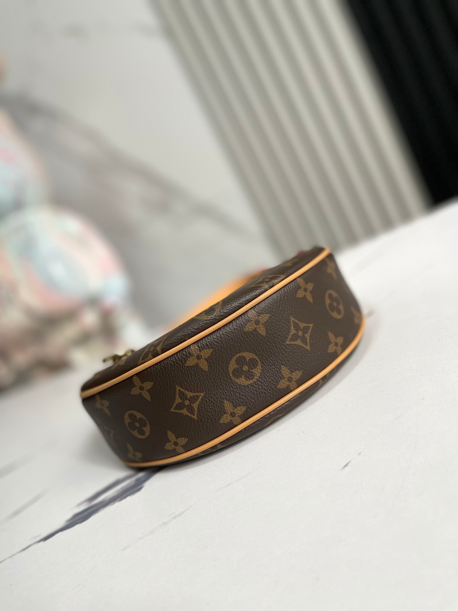 顶级原单独家视频M81098老花月亮包中古包Odeo小号手袋月亮包以Monogram帆布和加固皮革边角传