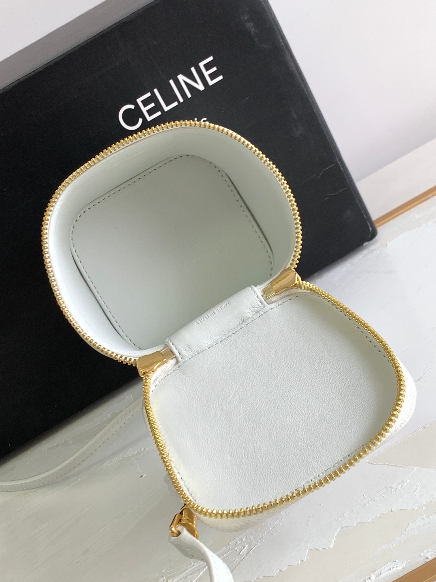 CELIN-E23s春夏-迷你光滑牛皮革化妆箱Celine新色盒子非常可爱正中少女心实在令人爱不释手季节