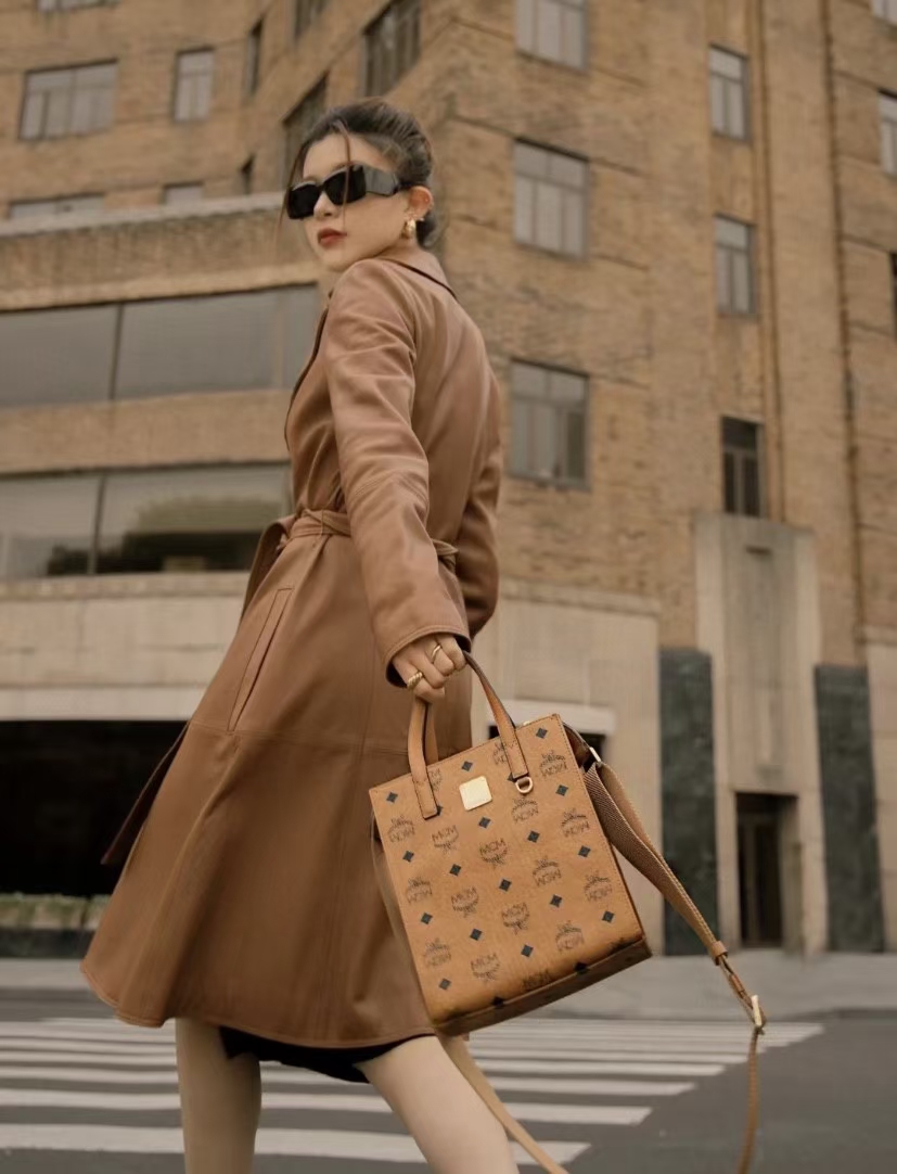 Top-quality sheet music shopping bag mini series with high-end quality. M brand's 2022 autumn-winter new product, a vertical tote bag that can be carried by hand or slung over the shoulder. It has a larger capacity than traditional shopping baskets, featuring a wide shoulder strap design for comfortable and stylish wear. The style is simple and elegant. Size: 19.5*22*8.5 cm. image 1