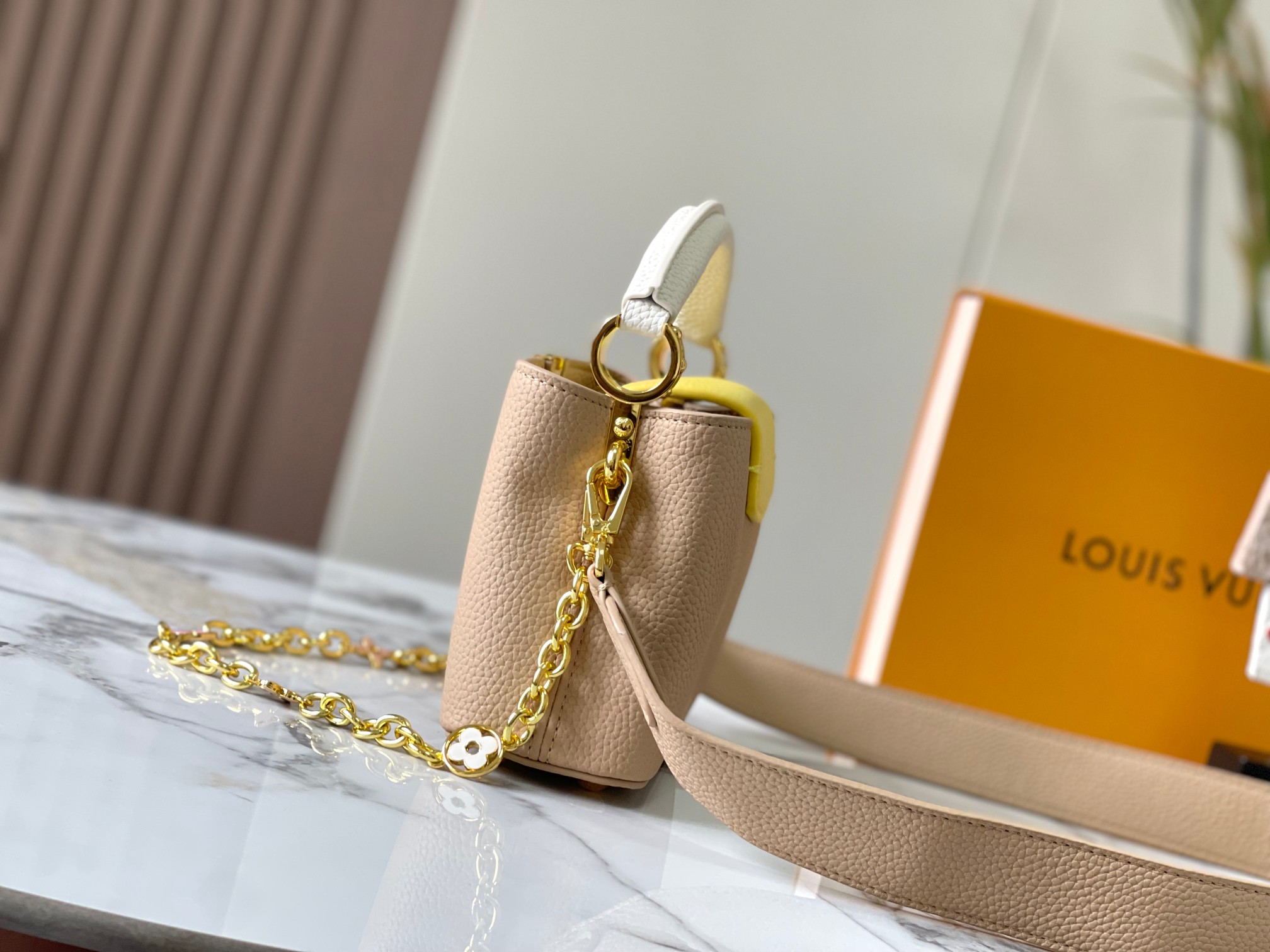 升级版 M20845杏色花卉三拼
本款 Cap-ucines 迷你手袋展现柔婉之美：Taurillon 