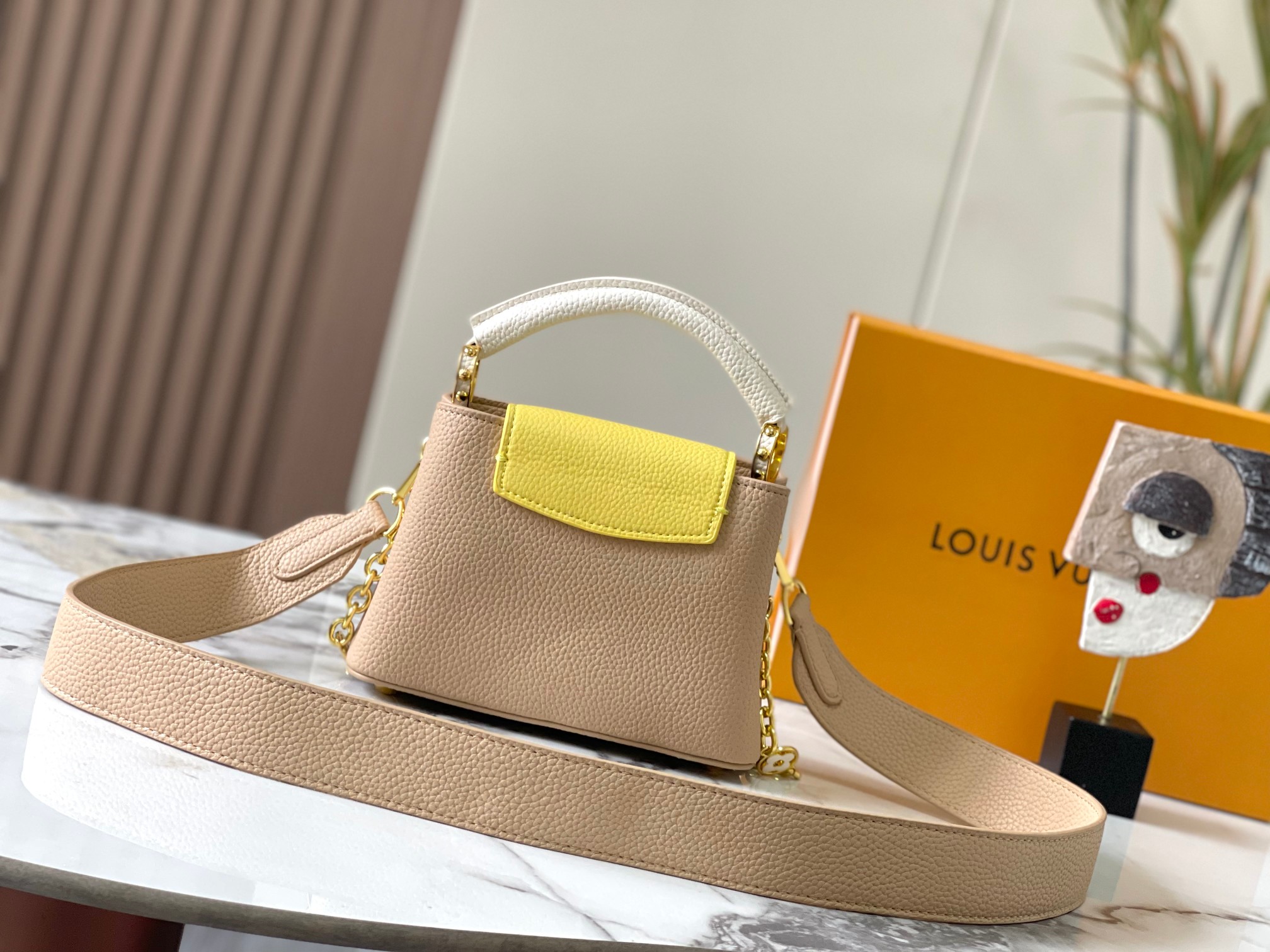 升级版 M20845杏色花卉三拼
本款 Cap-ucines 迷你手袋展现柔婉之美：Taurillon 