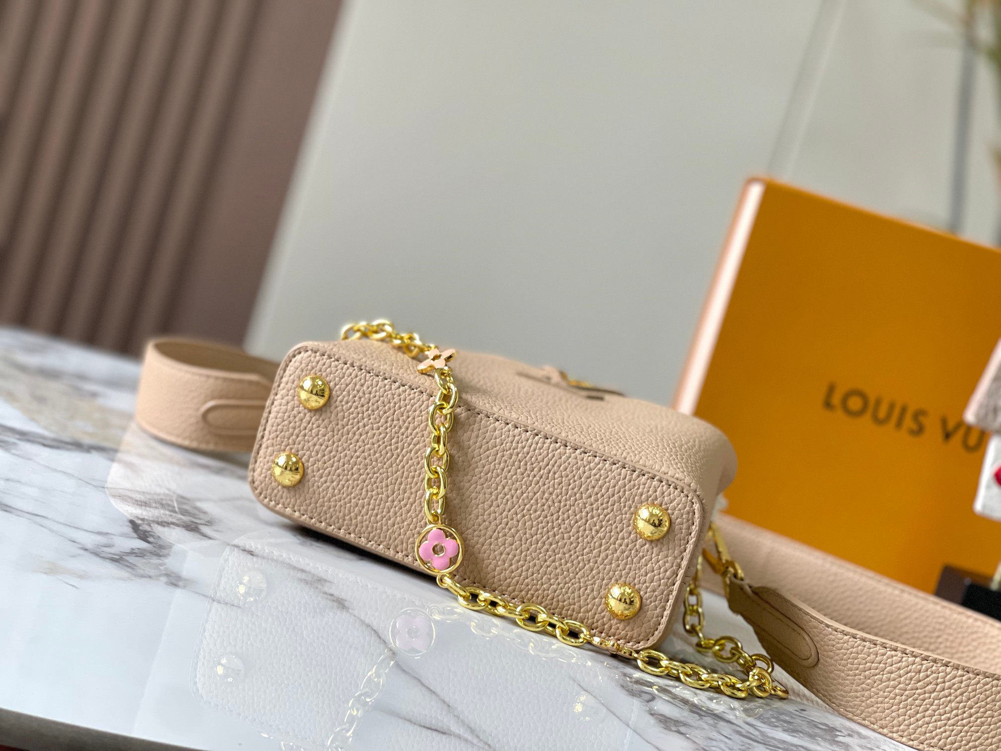 升级版 M20845杏色花卉三拼
本款 Cap-ucines 迷你手袋展现柔婉之美：Taurillon 