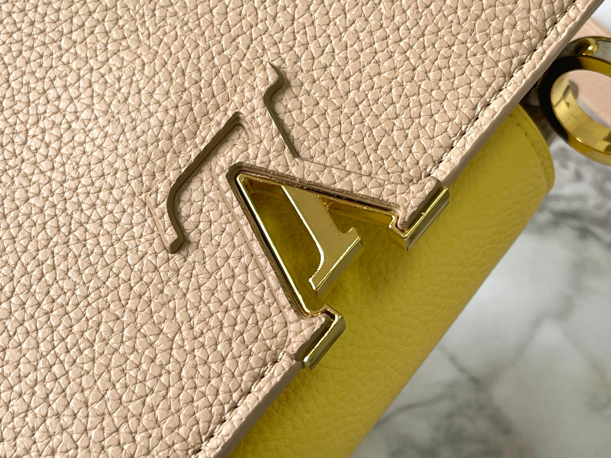 升级版 M20845杏色花卉三拼
本款 Cap-ucines 迷你手袋展现柔婉之美：Taurillon 