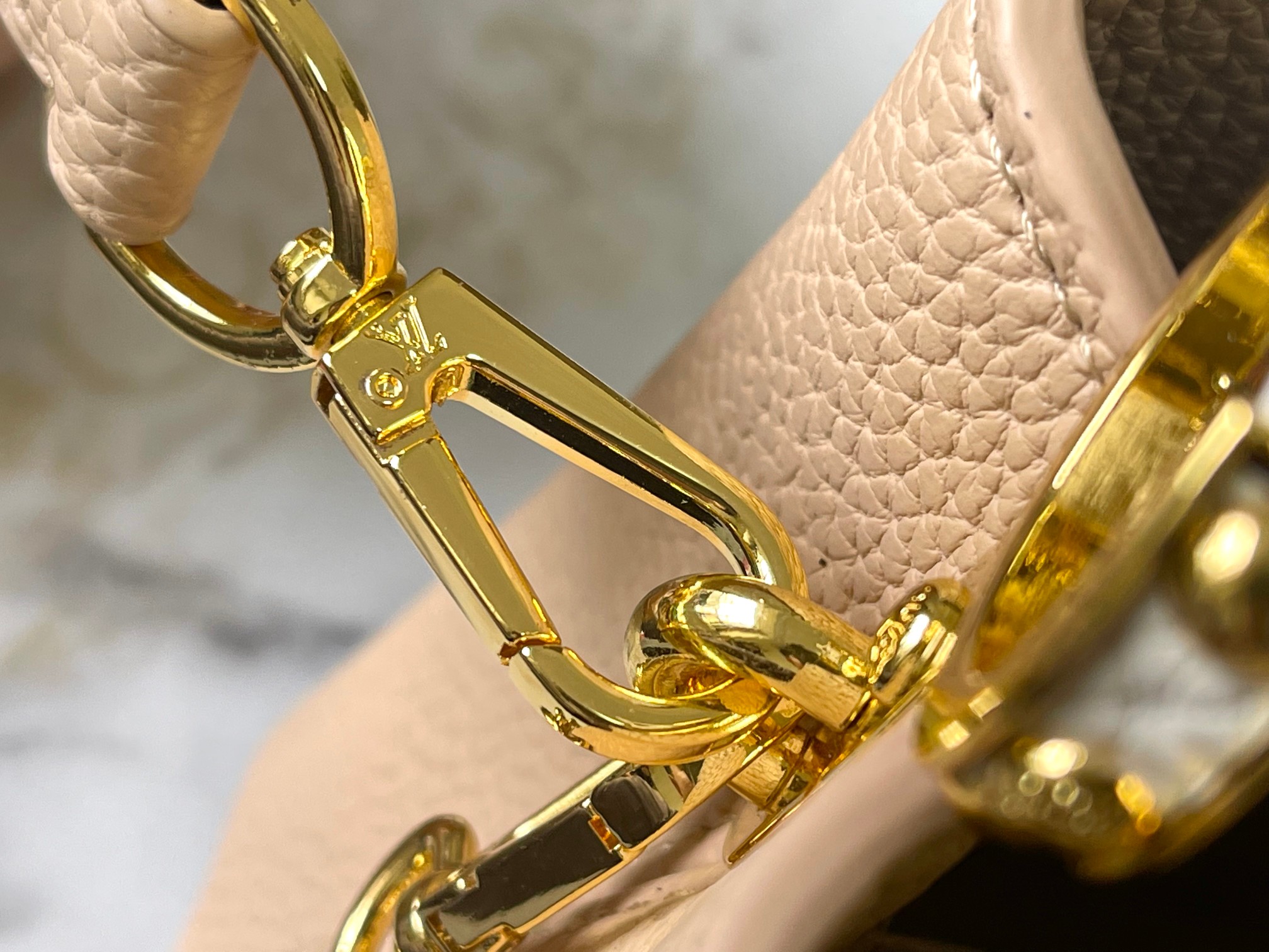 升级版 M20845杏色花卉三拼
本款 Cap-ucines 迷你手袋展现柔婉之美：Taurillon 