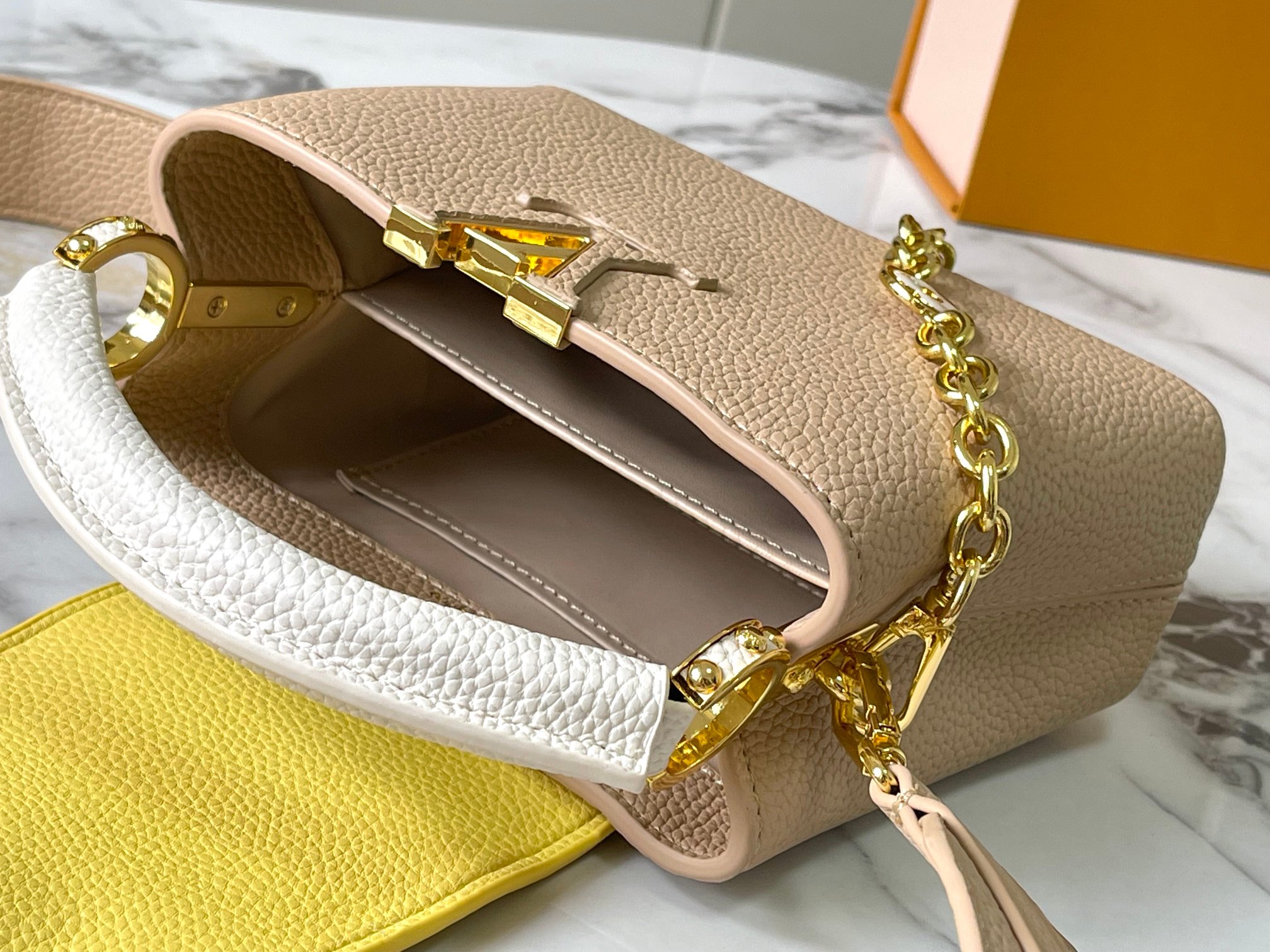 升级版 M20845杏色花卉三拼
本款 Cap-ucines 迷你手袋展现柔婉之美：Taurillon 