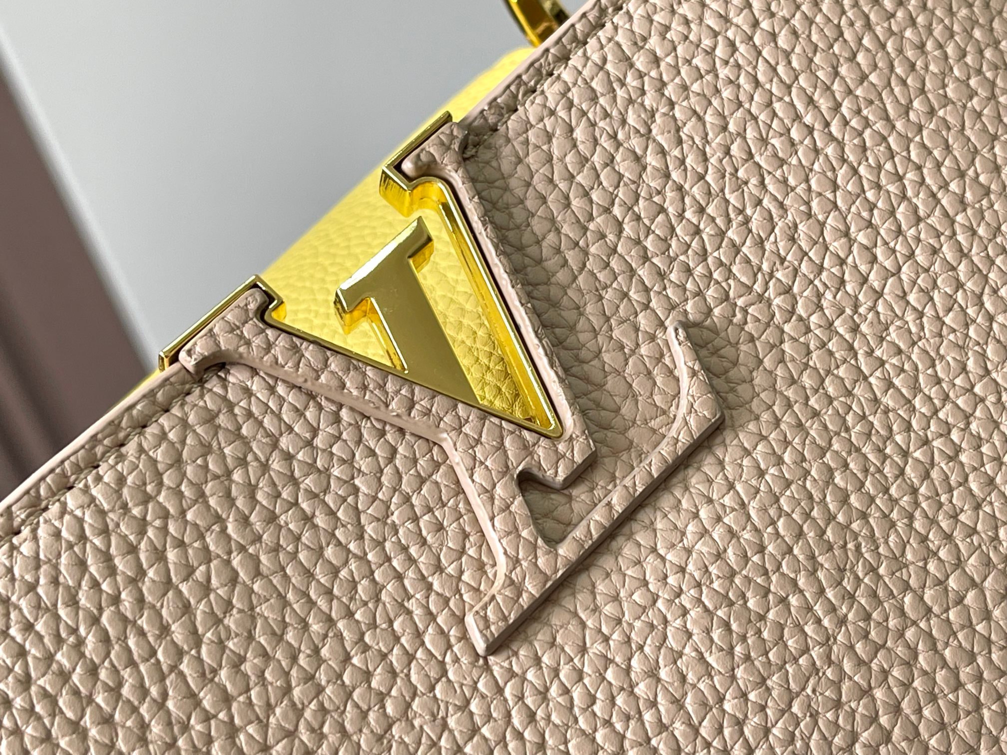 升级 M20844杏色花卉三拼
本款 Cap-ucines BB 手袋取材 Taurillon 皮革，隐