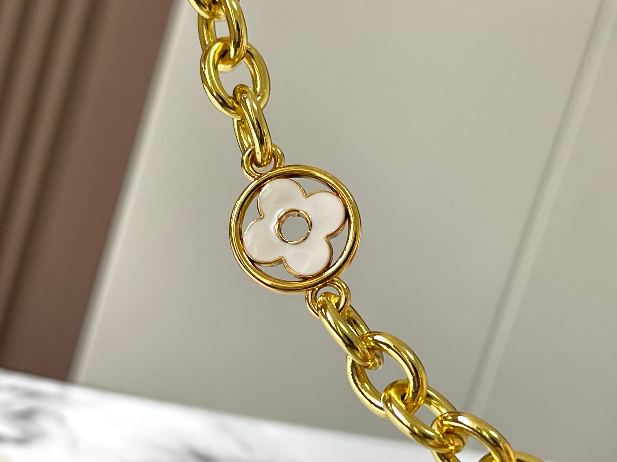 升级 M20844杏色花卉三拼
本款 Cap-ucines BB 手袋取材 Taurillon 皮革，隐